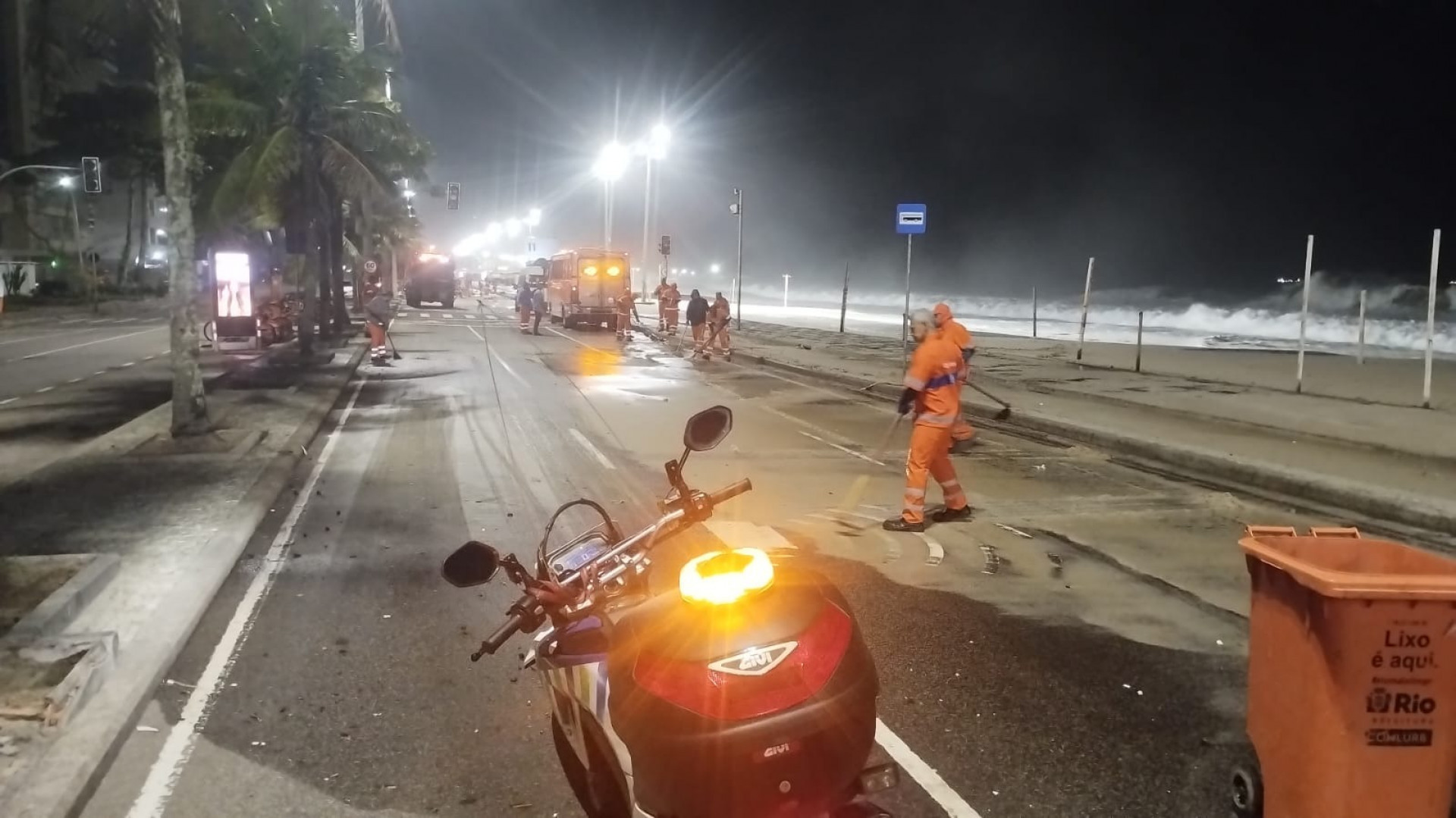 Orla do Leblon precisou ser interditada para limpeza da Comlurb - Divulgação