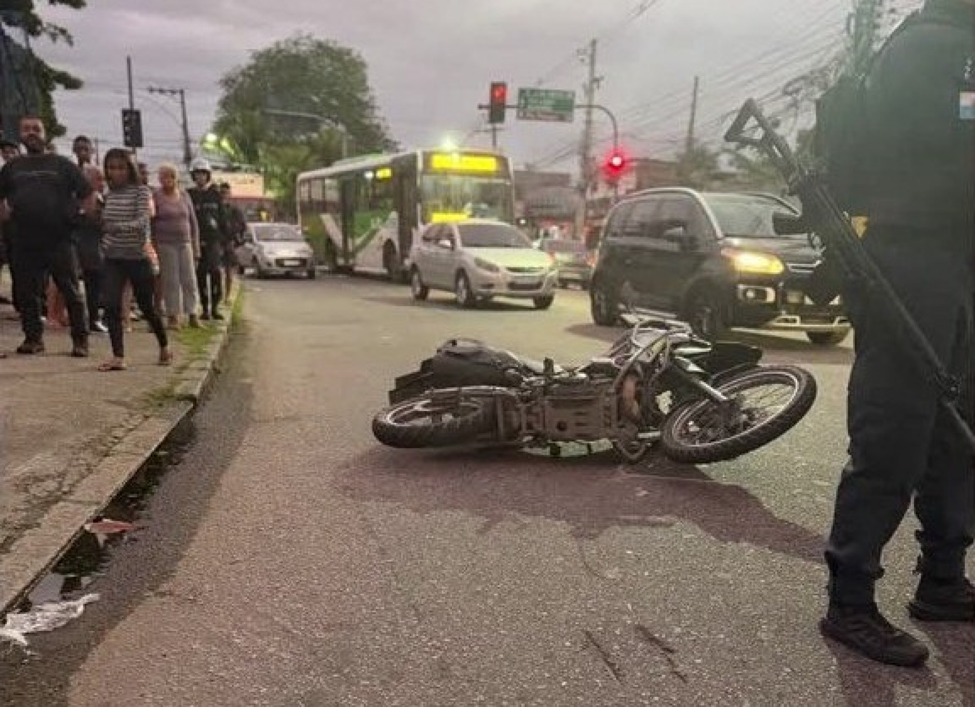 Policiais militares apreenderam a moto e uma pistola usadas pelos suspeitos - Reprodução / Redes Sociais