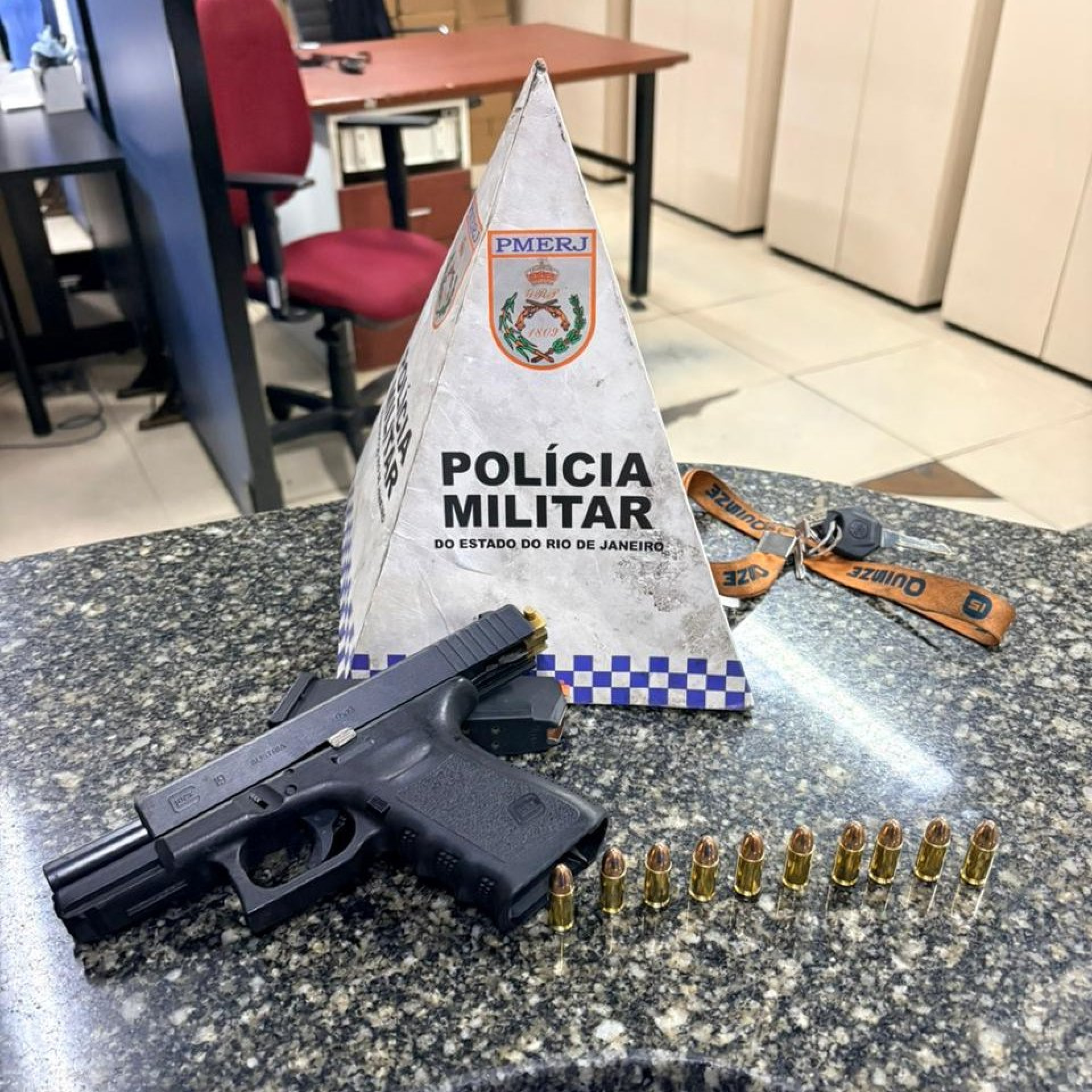 Policiais militares apreenderam a moto e uma pistola usadas pelos suspeitos - Reprodução / Redes Sociais