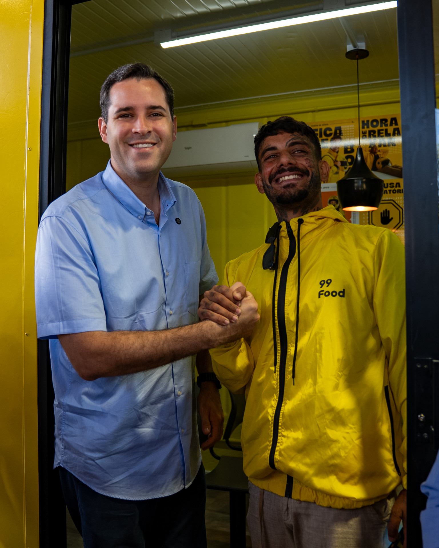Presente ao evento, prefeito Eduardo Calaviere posou com um motociclista da 99 - Prefeitura do Rio / Iago Campos