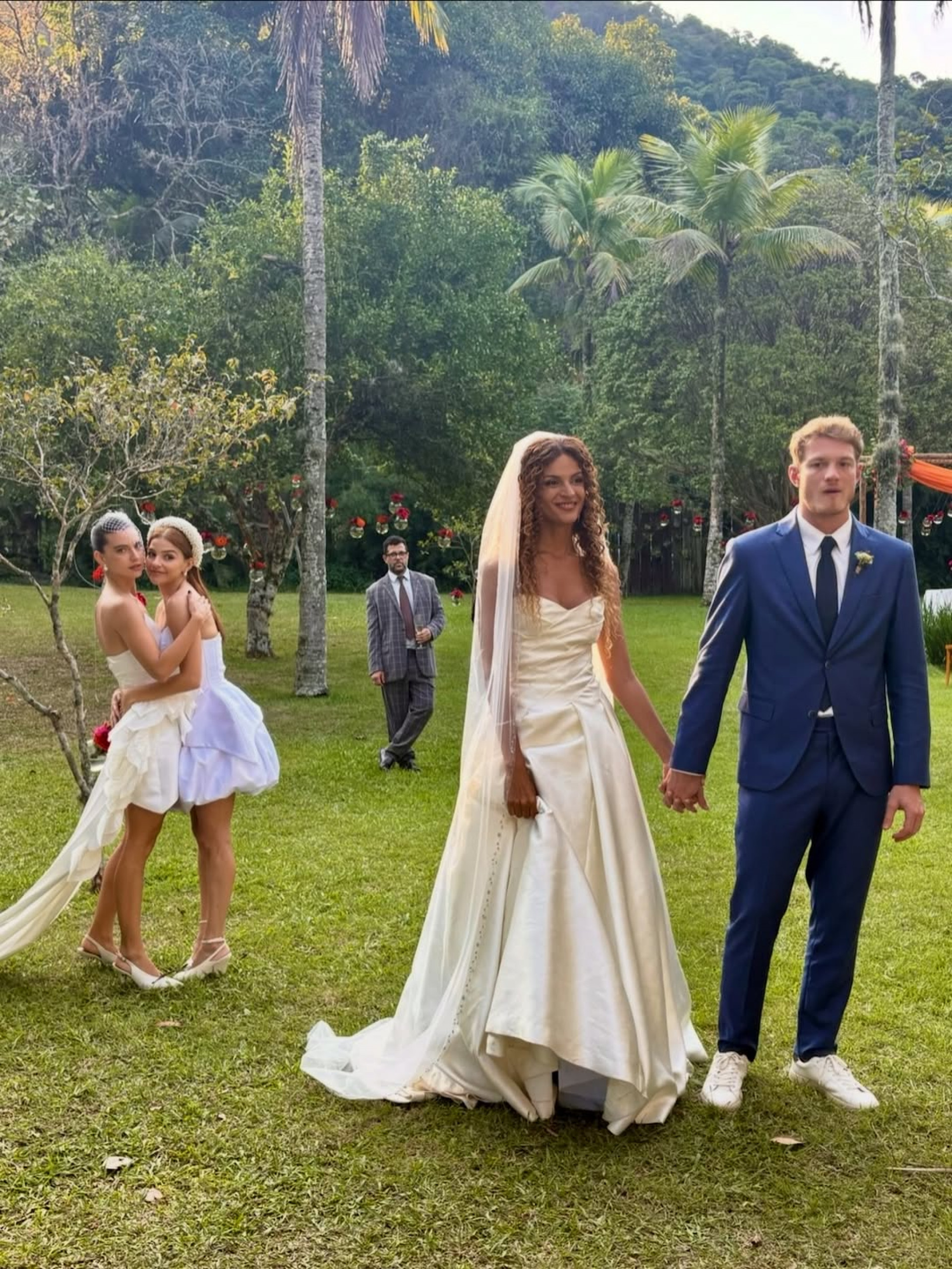 Dira Paes compartilha fotos inéditas de casamento duplo em 'Três Graças' - Reprodução / Instagram