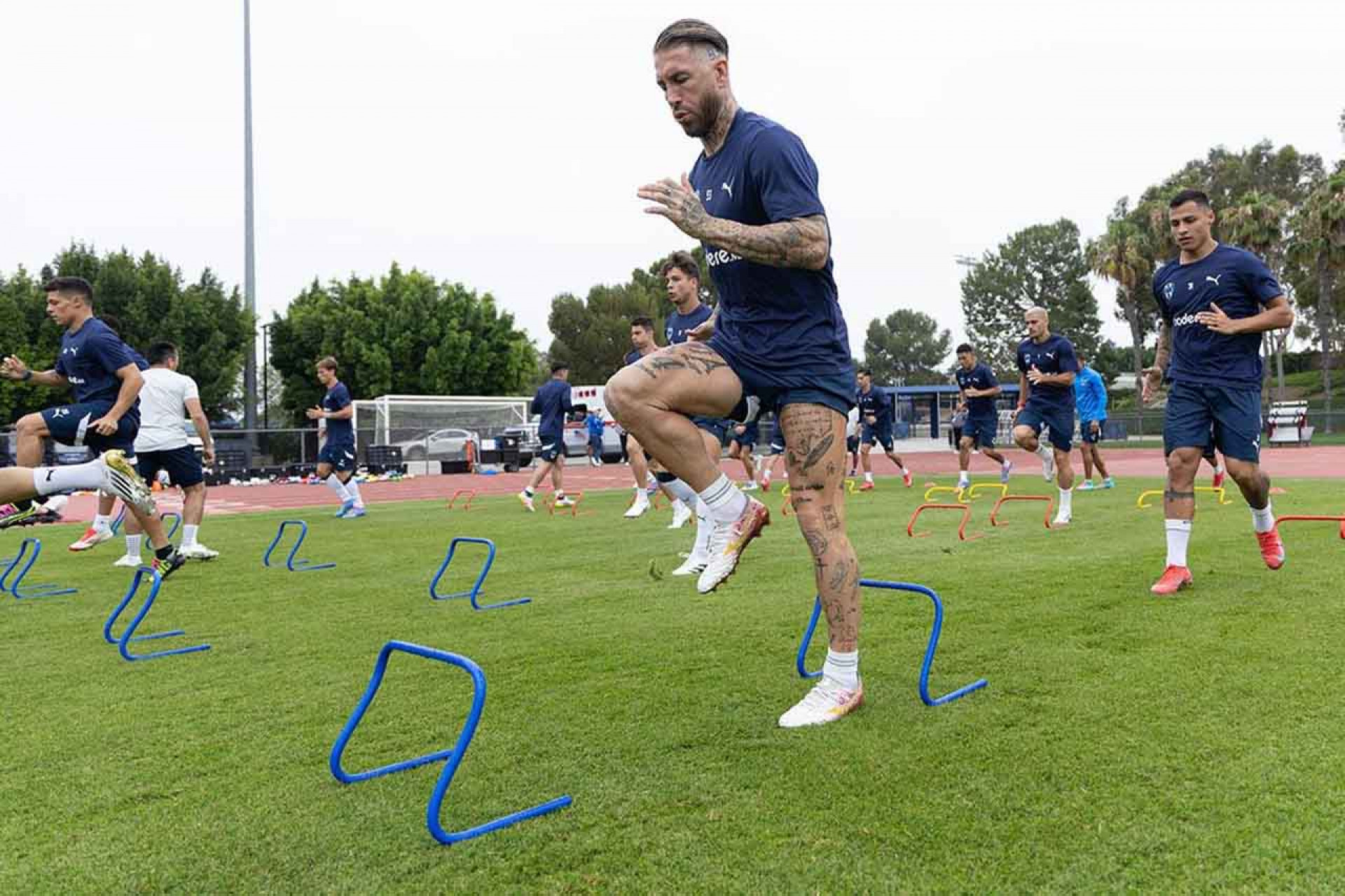 Sergio Ramos se re&uacute;ne com executivos do Sevilla e avan&ccedil;a para comprar o clube