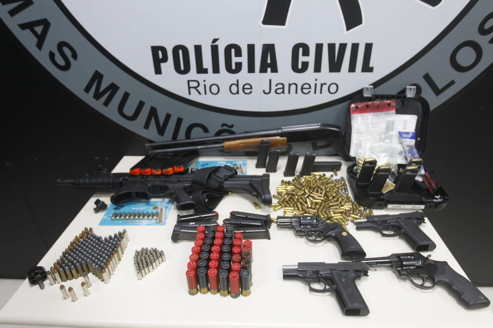 Armas, munições, carregadores e outros itens foram apreendidos pelas equipes - Reginaldo Pimenta / Agência O Dia