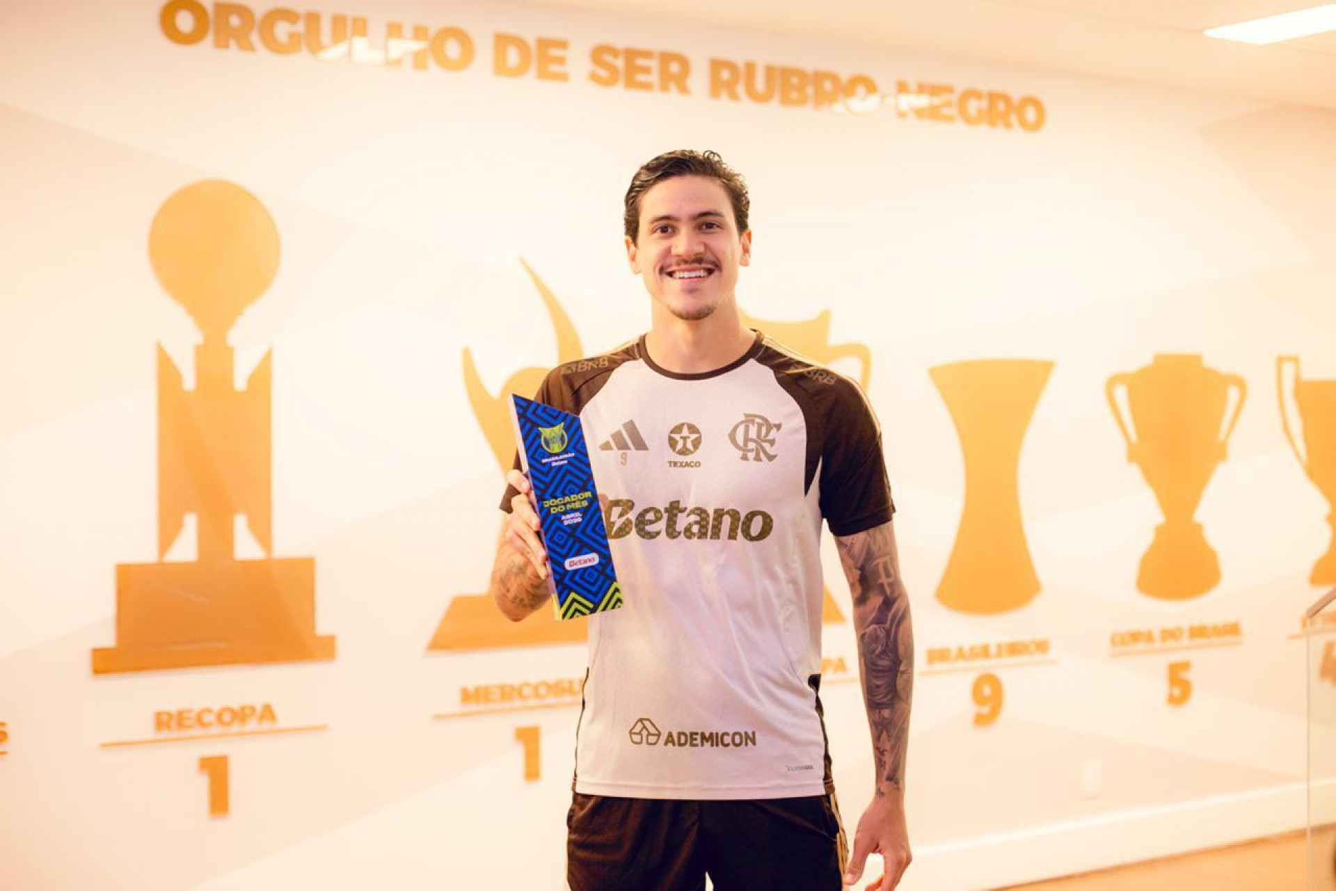Pedro, do Flamengo, é eleito o melhor jogador do mês de abril no Brasileirão