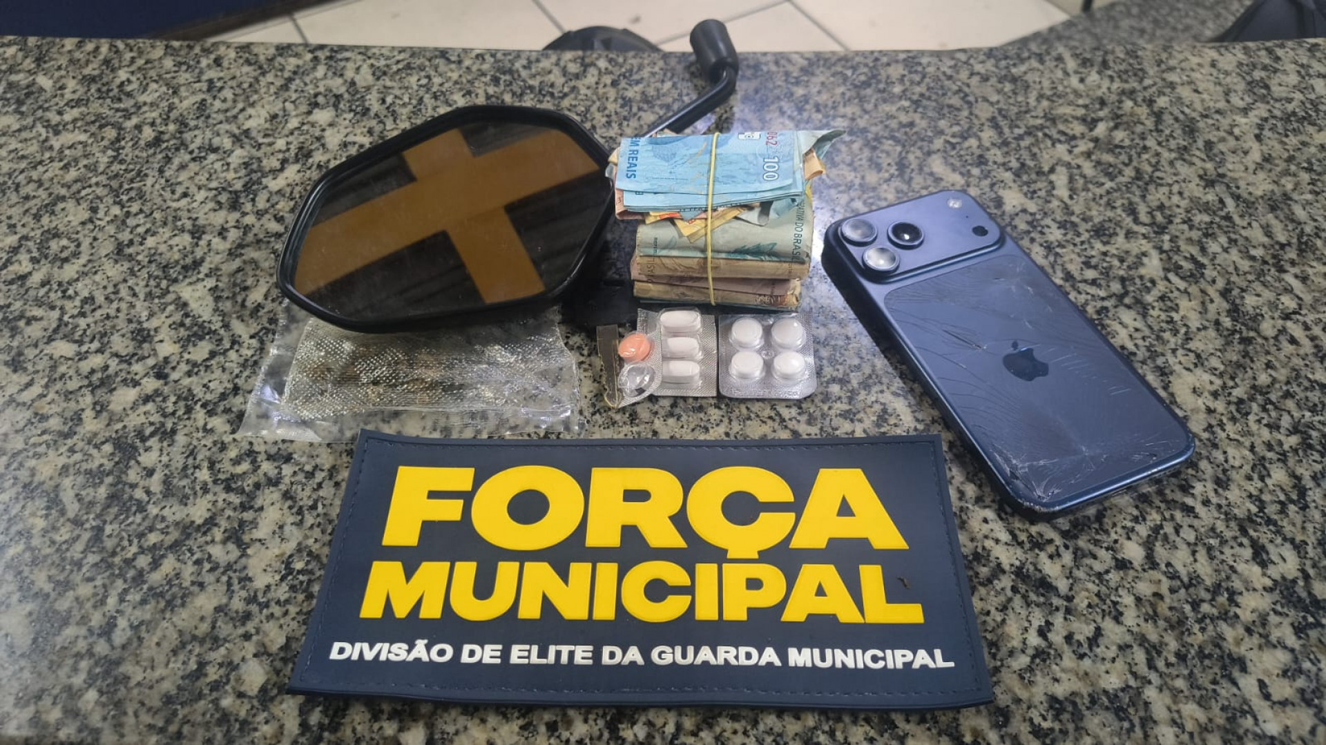 Força Municipal apreende dinheiro e celular com Larissa Quintanilha, mais conhecida como Lalá - Divulgação / Força Municipal