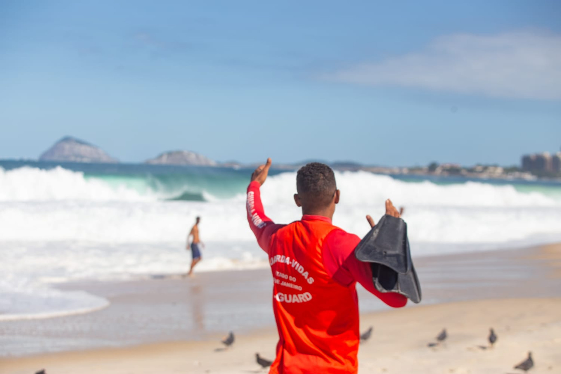 Bombeiros tentam alertar banhistas sobre risco de afogamento na Praia de Copacabana - Érica Martin/Agência O Dia