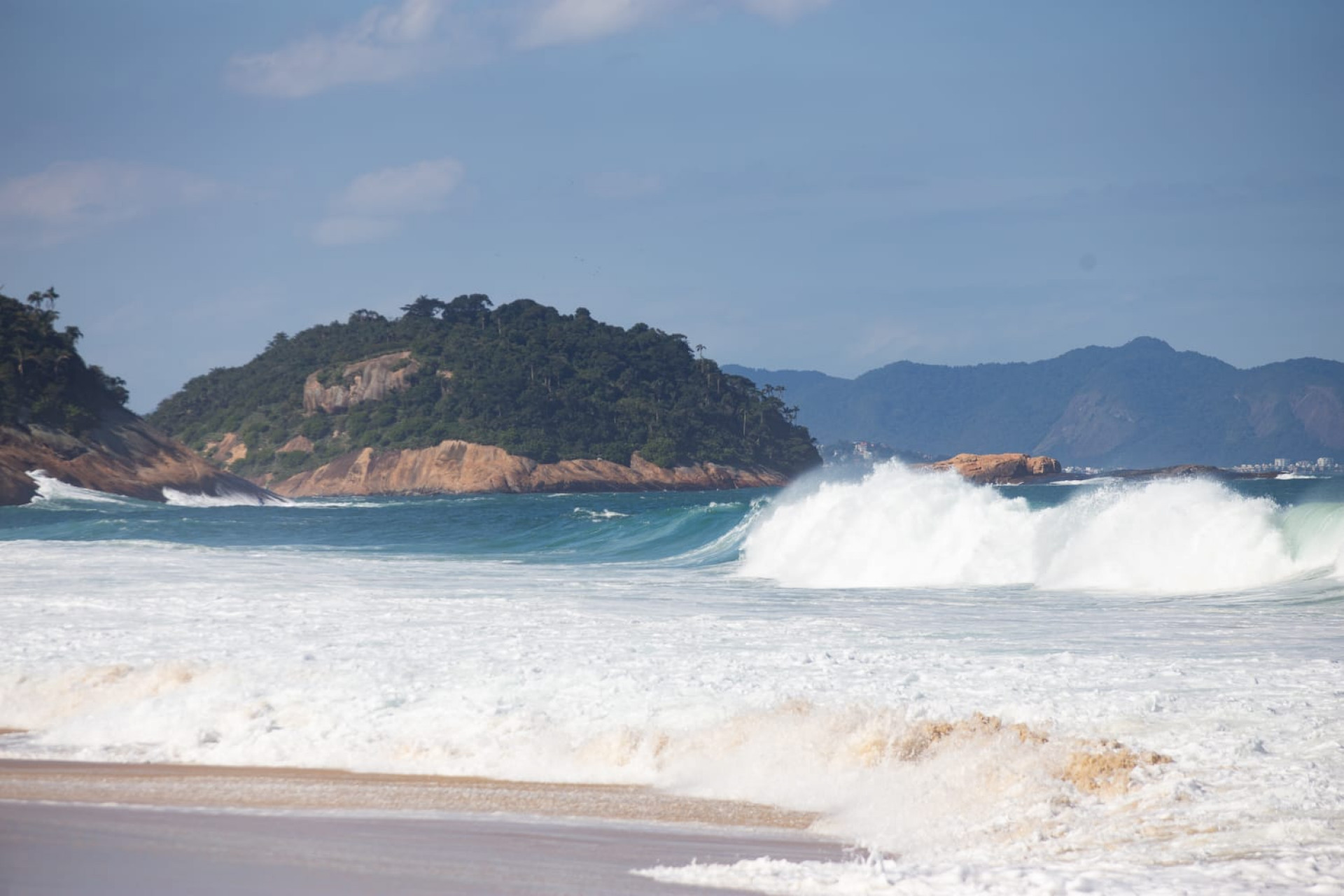 Mar revolto na Praia de Copacabana, Zona Sul do Rio, nesta terça-feira (12) - Érica Martin/Agência O Dia