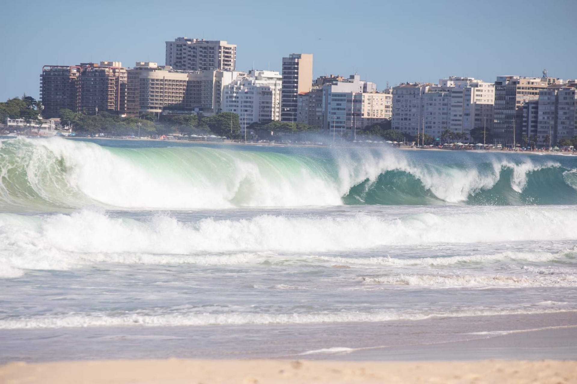 Aviso da Marinha de ressaca permanece válido até as 9h de quarta-feira (13) - Érica Martin/Agência O Dia