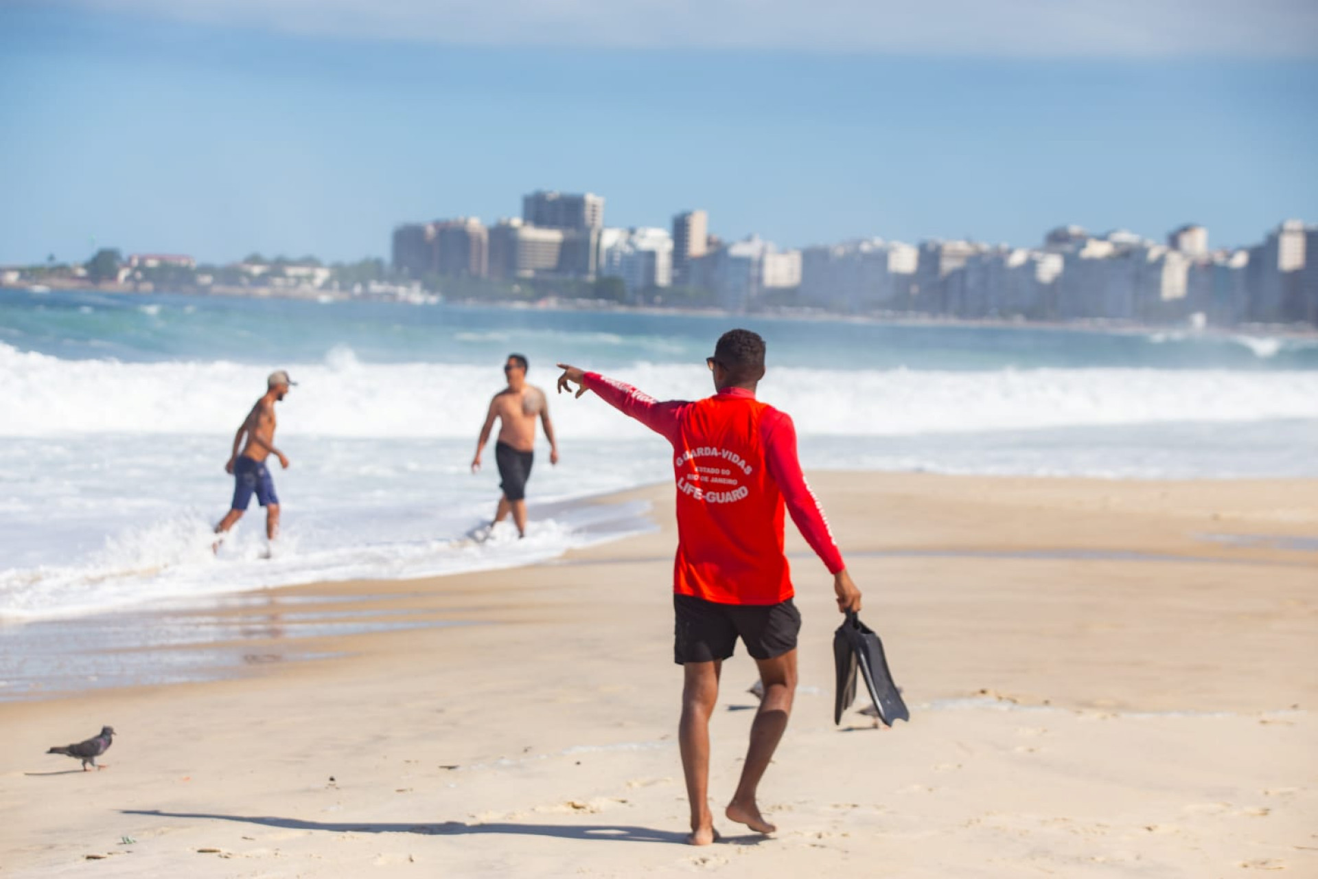 Bombeiros tentam alertar banhistas sobre risco de afogamento na Praia de Copacabana - Érica Martin/Agência O Dia