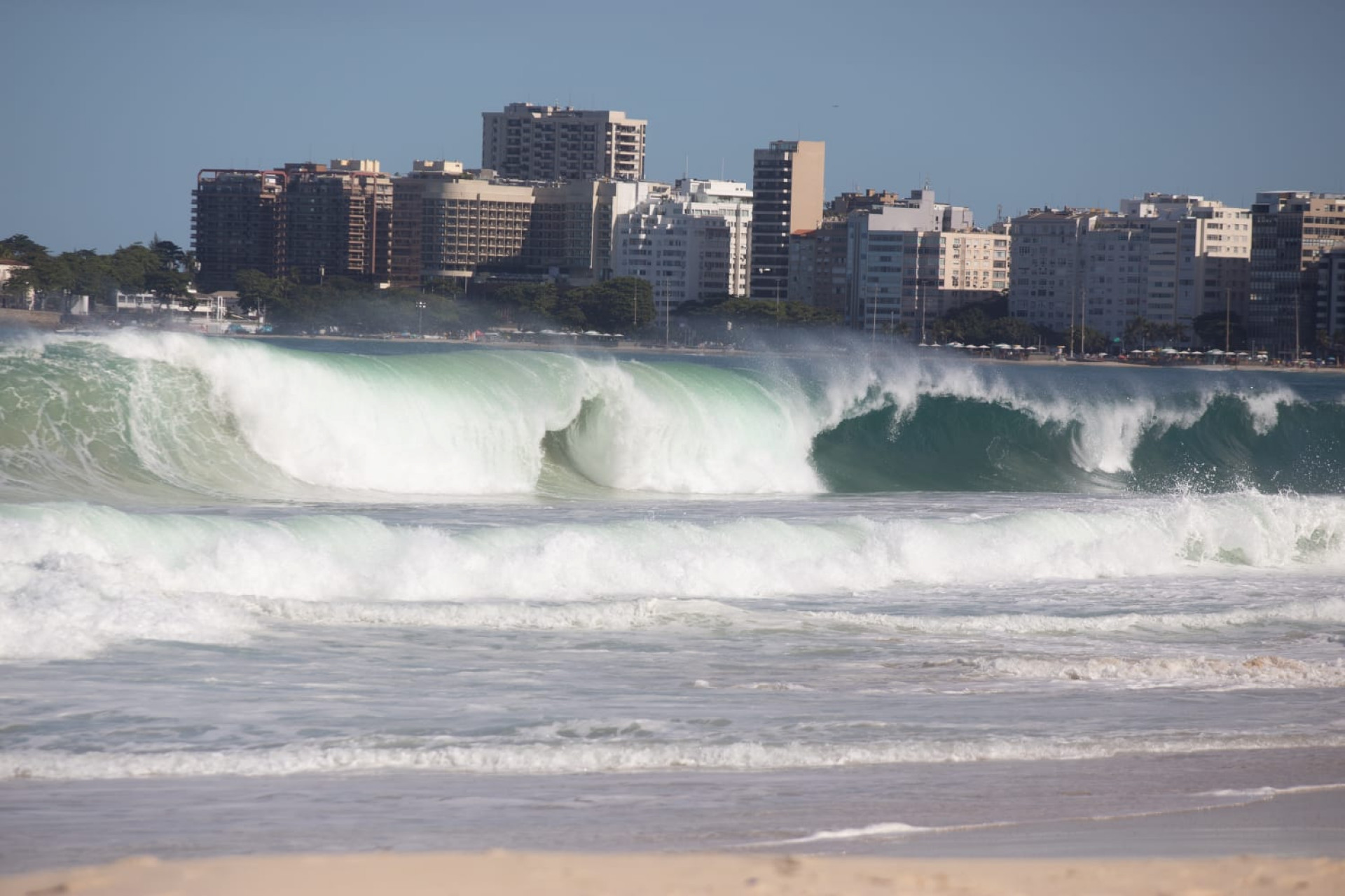 Aviso da Marinha de ressaca permanece válido até as 9h de quarta-feira (13) - Érica Martin/Agência O Dia