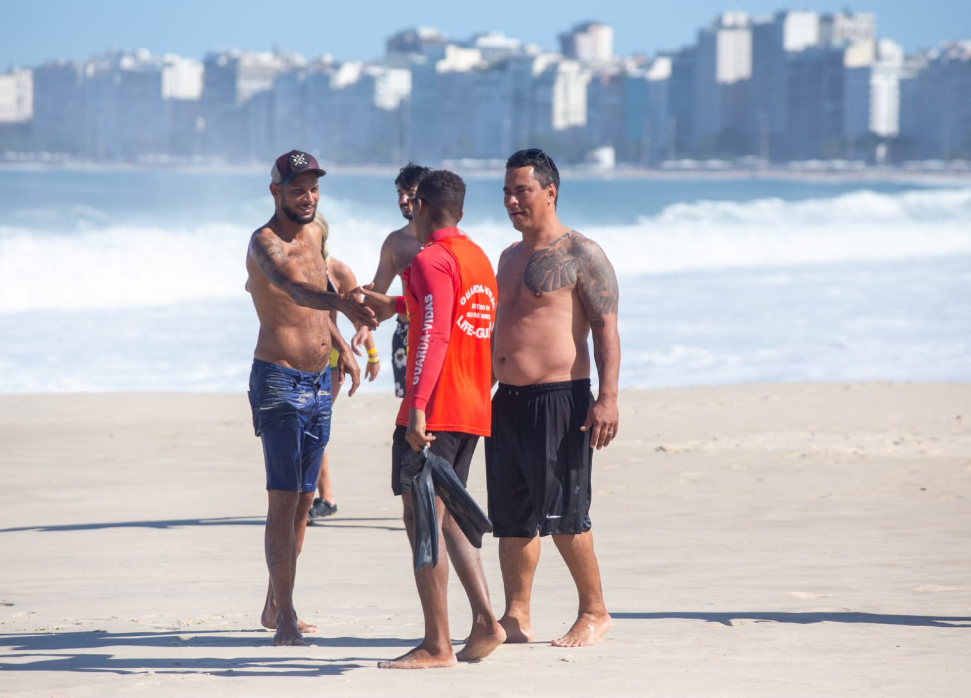 Banhistas ignoram aviso de ressaca e enfrentam ondas de até 3 metros em Copacabana - Érica Martin/Agência O Dia