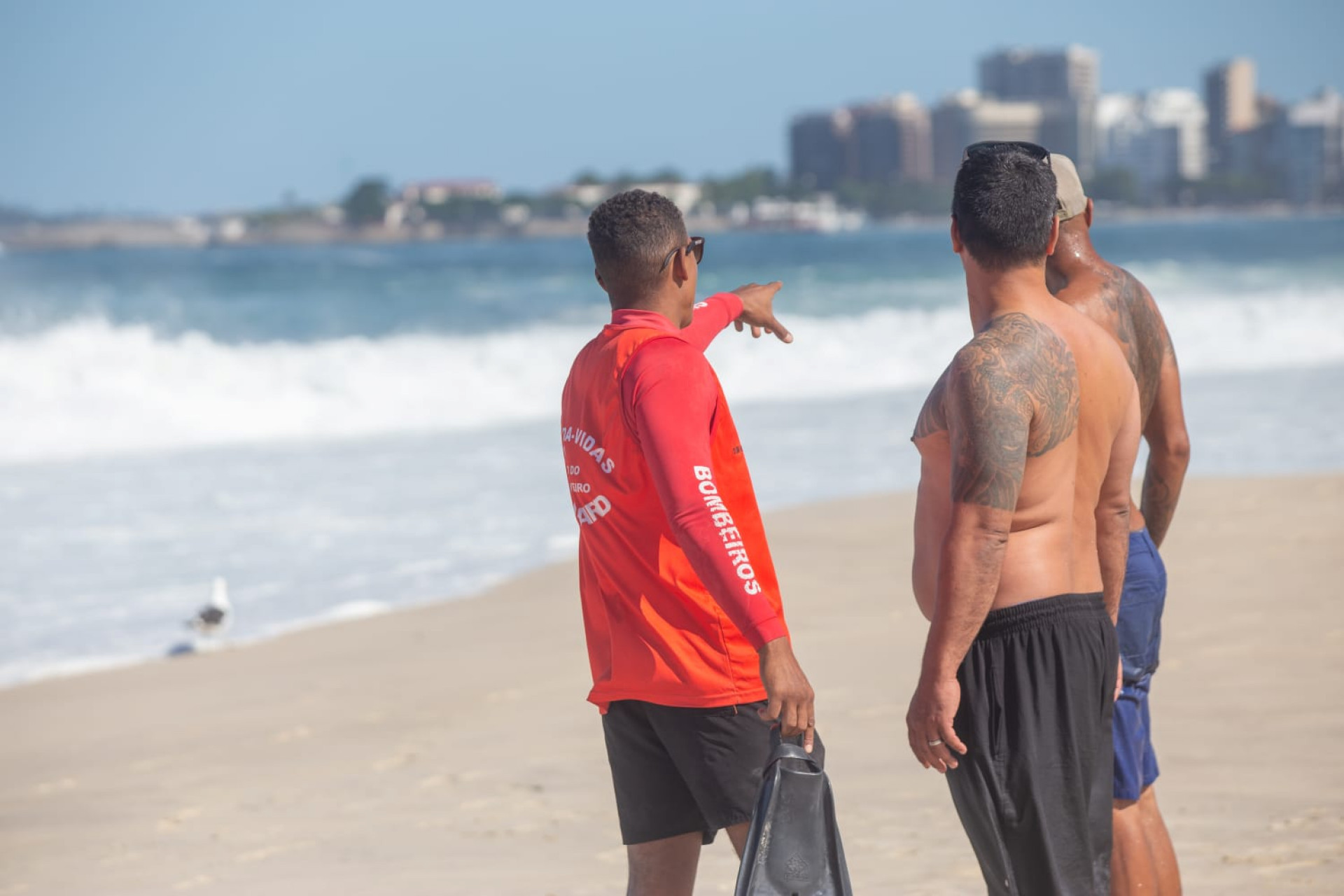 Bombeiros tentam alertar banhistas sobre risco de afogamento na Praia de Copacabana - Érica Martin/Agência O Dia