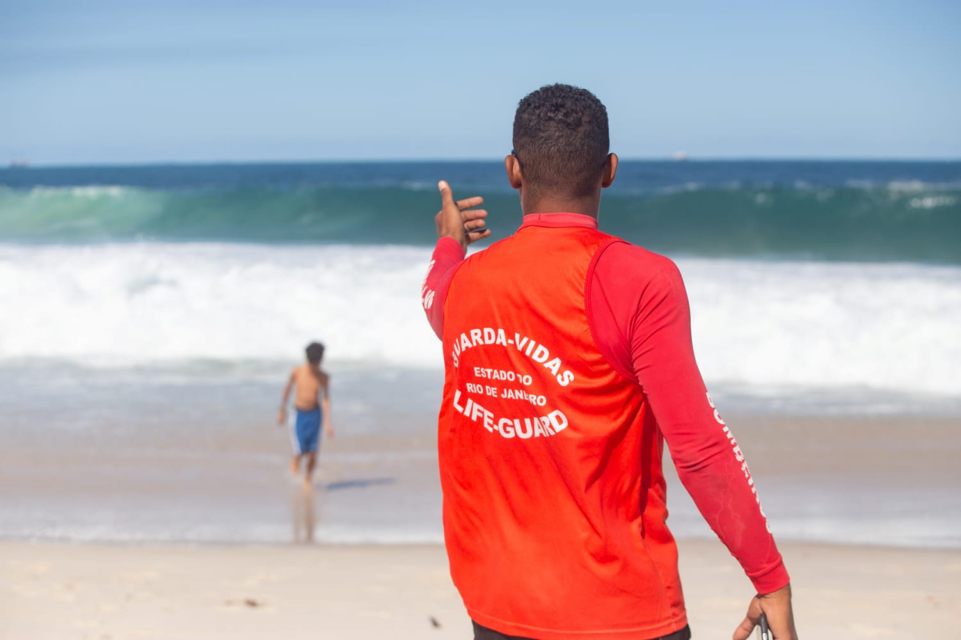 Bombeiros tentam alertar banhistas sobre risco de afogamento na Praia de Copacabana - Érica Martin/Agência O Dia
