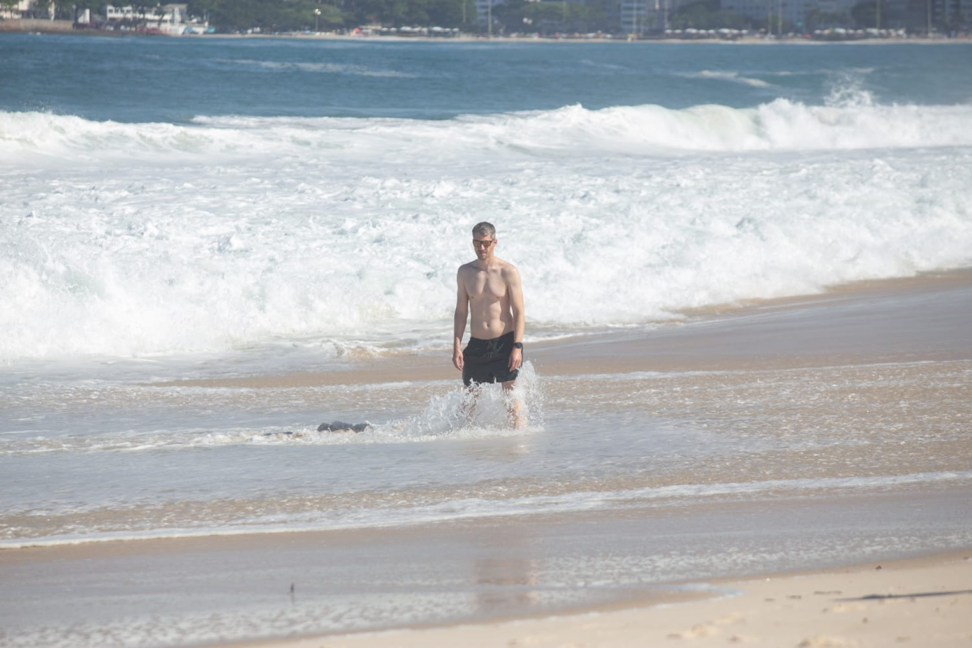 Mar revolto na Praia de Copacabana, Zona Sul do Rio, nesta terça-feira (12) - Érica Martin/Agência O Dia