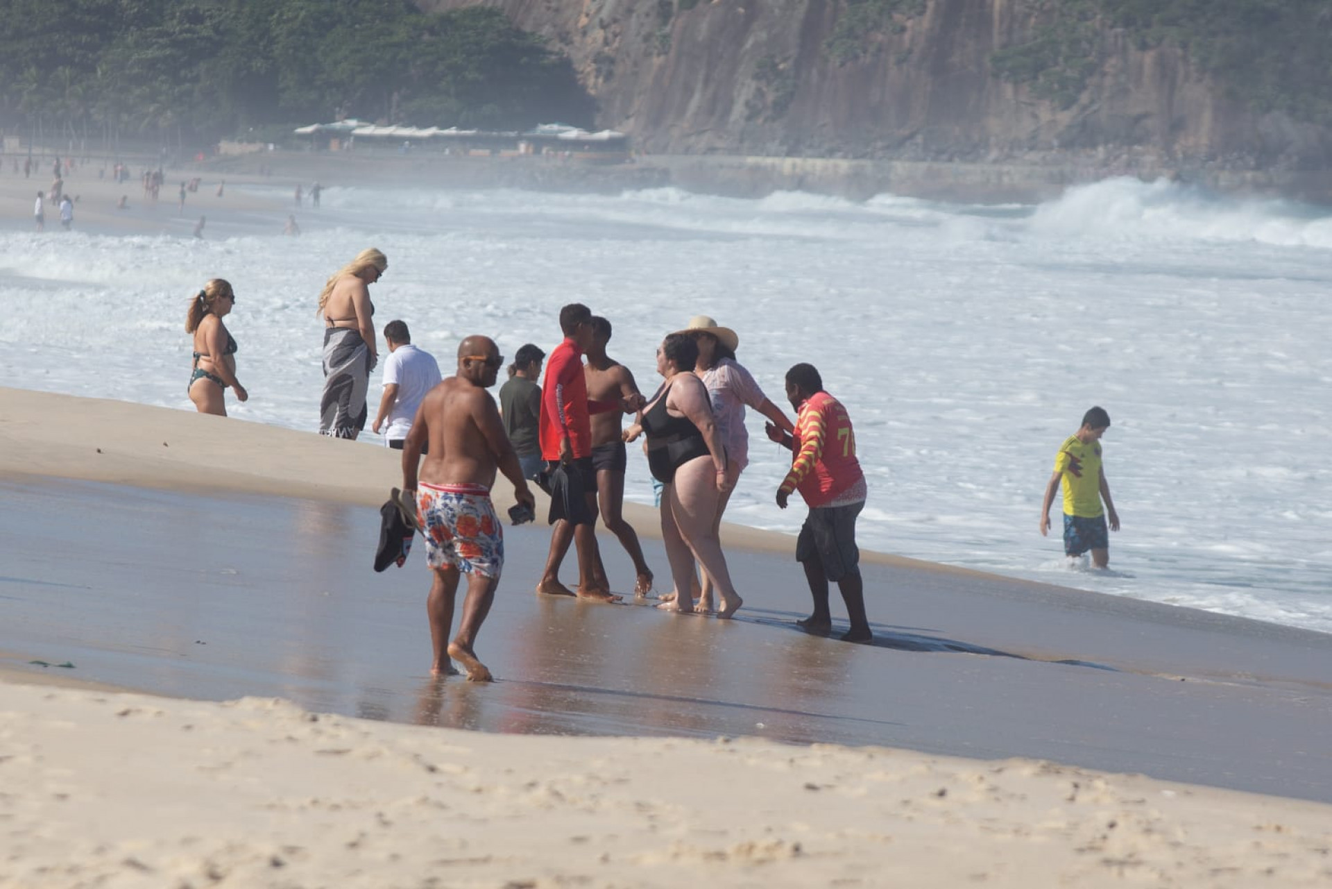 Banhistas ignoram aviso de ressaca e enfrentam ondas de até 3 metros em Copacabana - Érica Martin/Agência O Dia