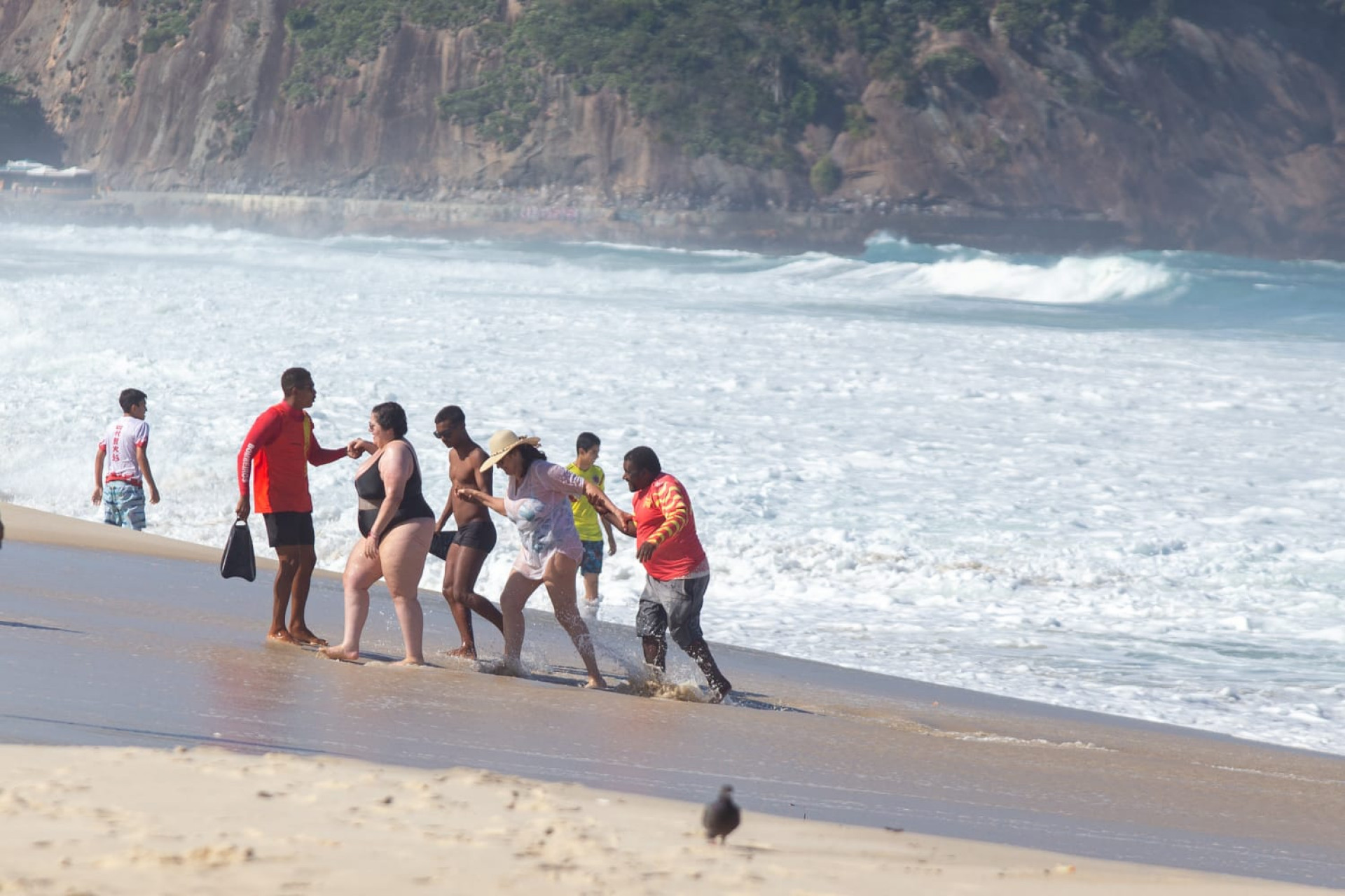 Banhistas desafiam o perigo e precisam de ajuda para sair do mar - Érica Martin/Agência O Dia