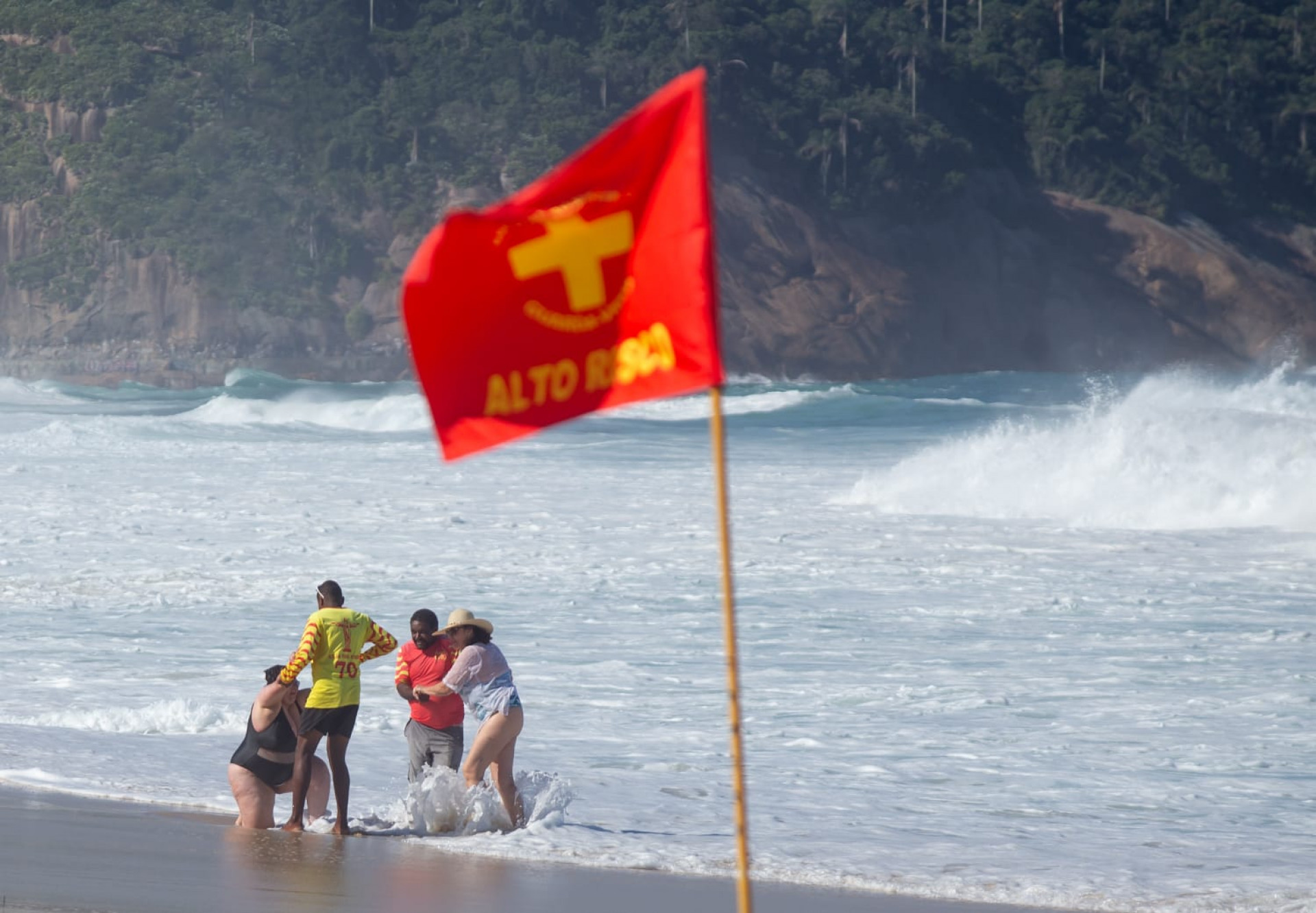 Banhistas desafiam o perigo e precisam de ajuda para sair do mar - Érica Martin/Agência O Dia