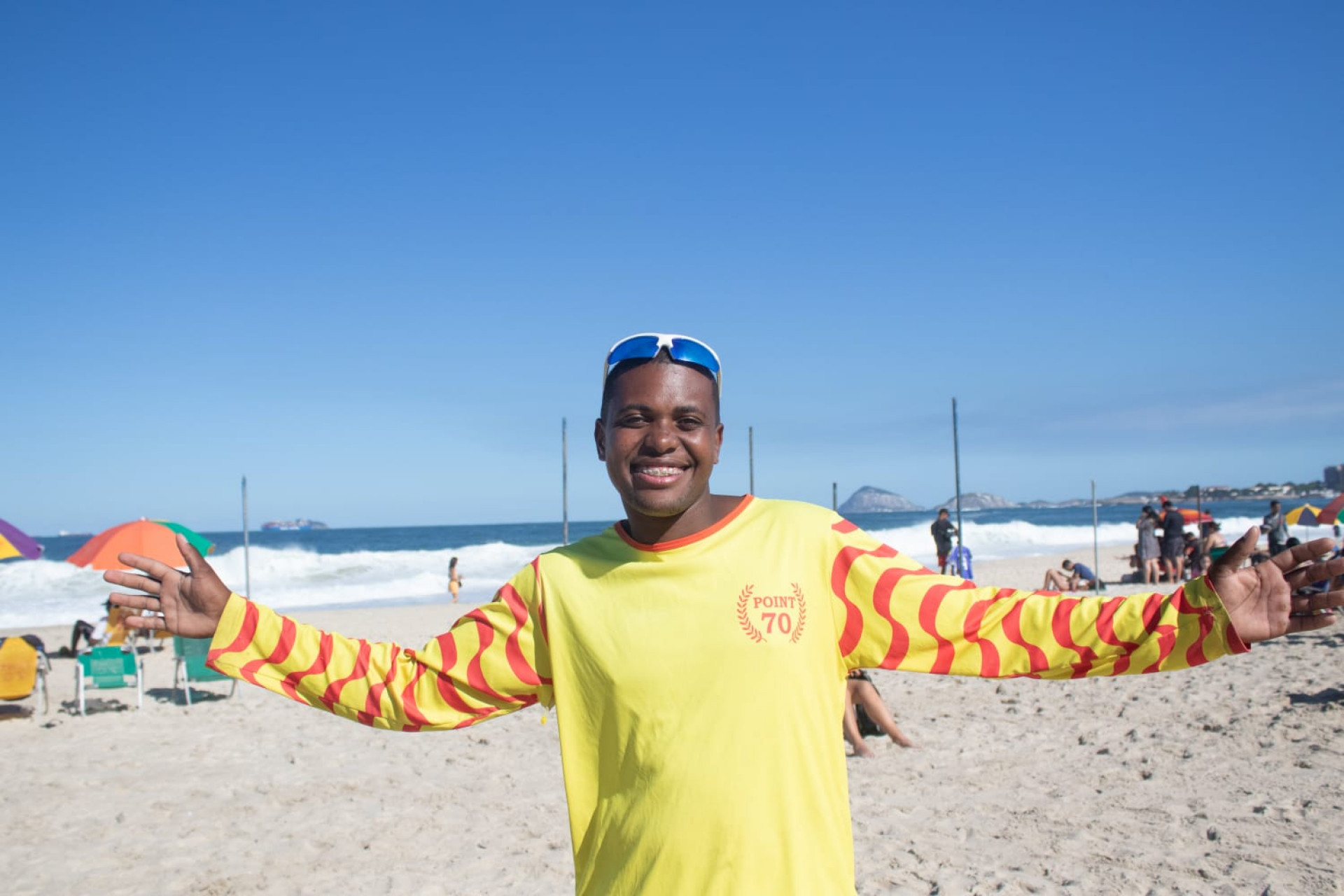 Camelô Welington Fonseca, de 24 anos, ajudou a resgatar duas turistas na Praia de Copacabana - Érica Martin/Agência O Dia