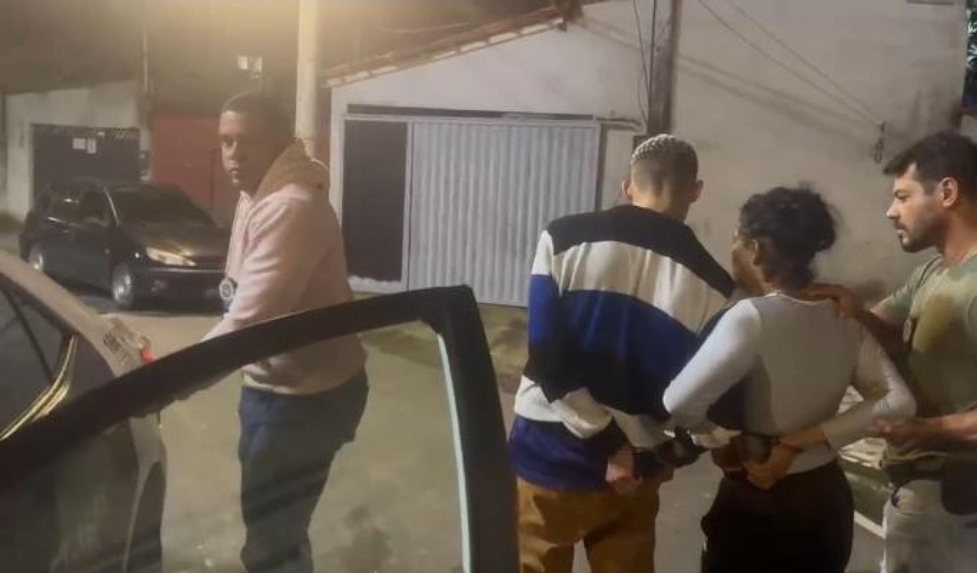 Polícia Civil prende dupla por tráfico após criminosos tentarem impedir ação social da Prefeitura em Angra