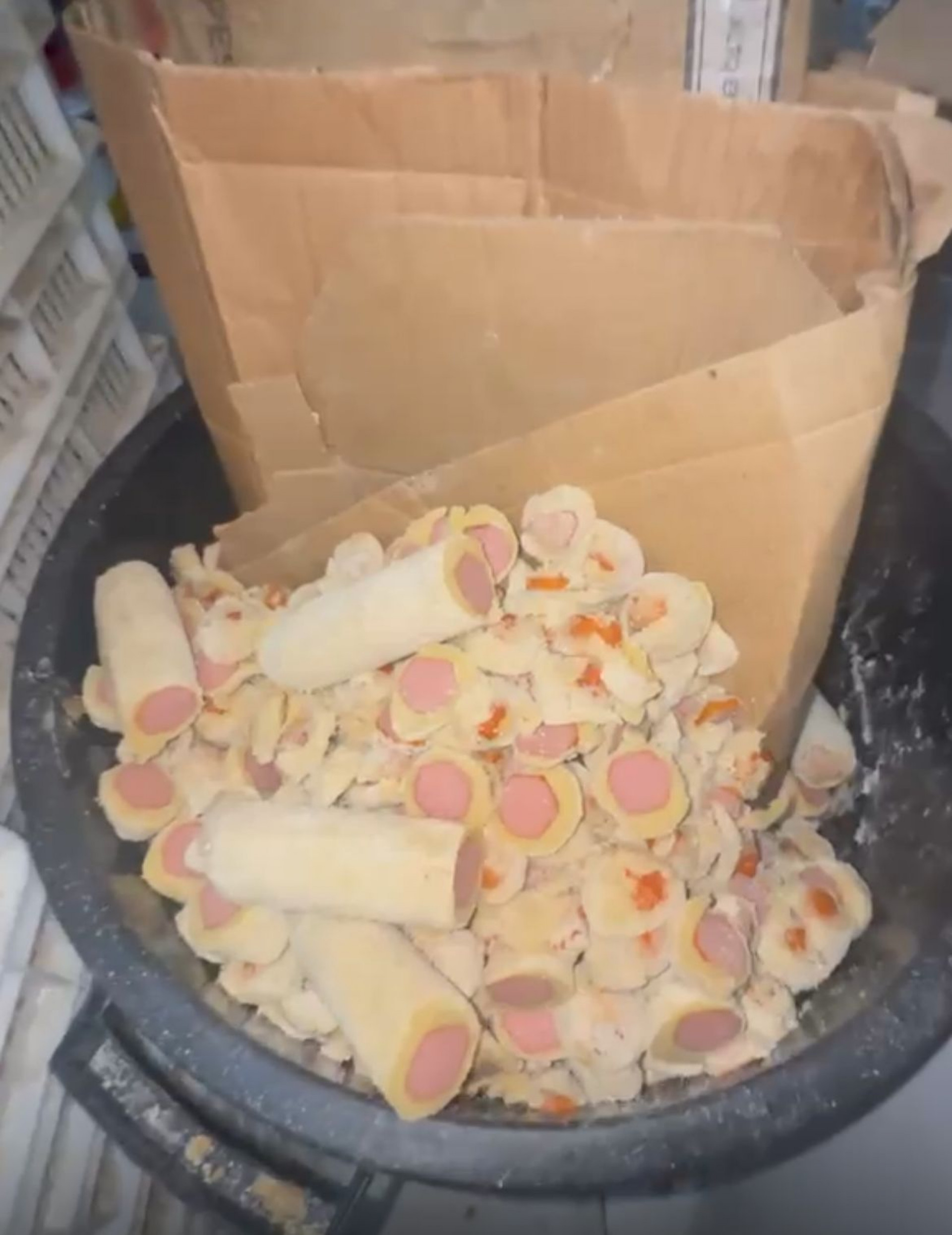 Fábrica clandestina de salgados é fechada pela polícia em Jacarepaguá