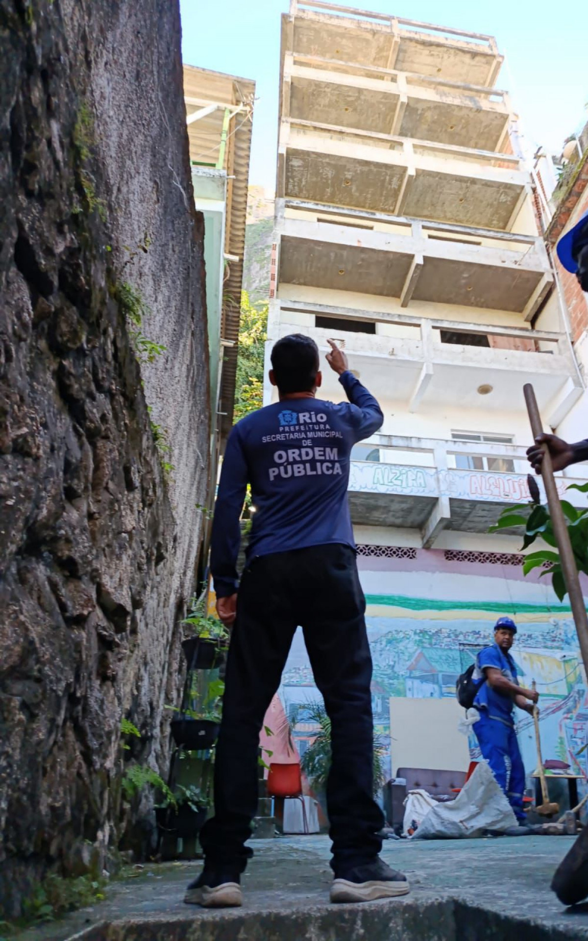 Agentes da Seop iniciam demolição de imóvel no Vidigal - Divulgação/Seop