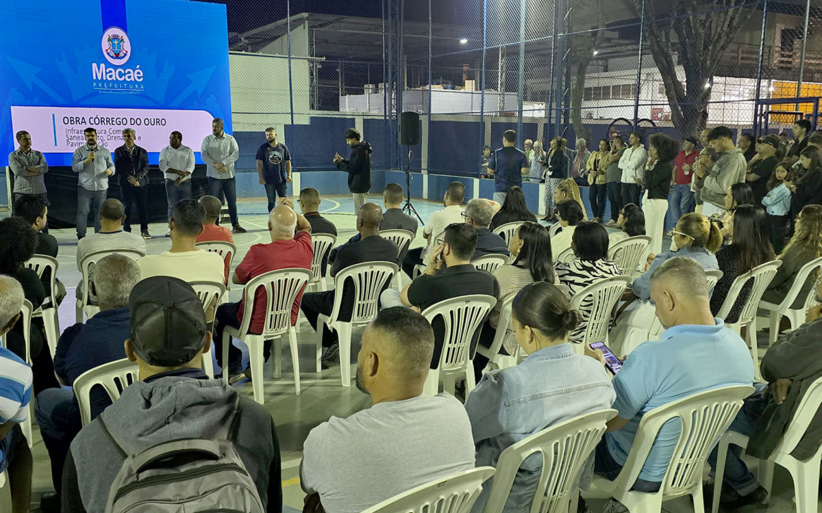 Moradores acompanharam a assinatura da Ordem de Serviço que marca o início das obras de saneamento e infraestrutura em Córrego do Ouro