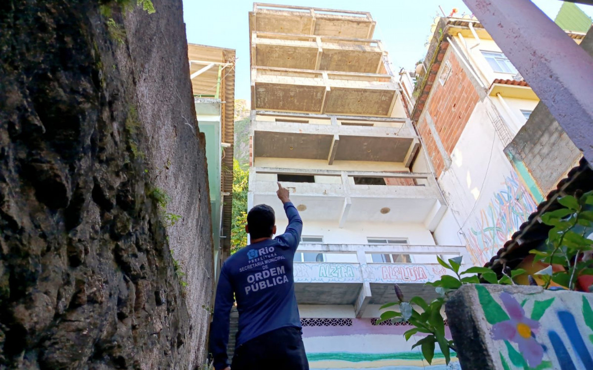 Agentes da Seop iniciam demolição de imóvel no Vidigal - Divulgação/Seop