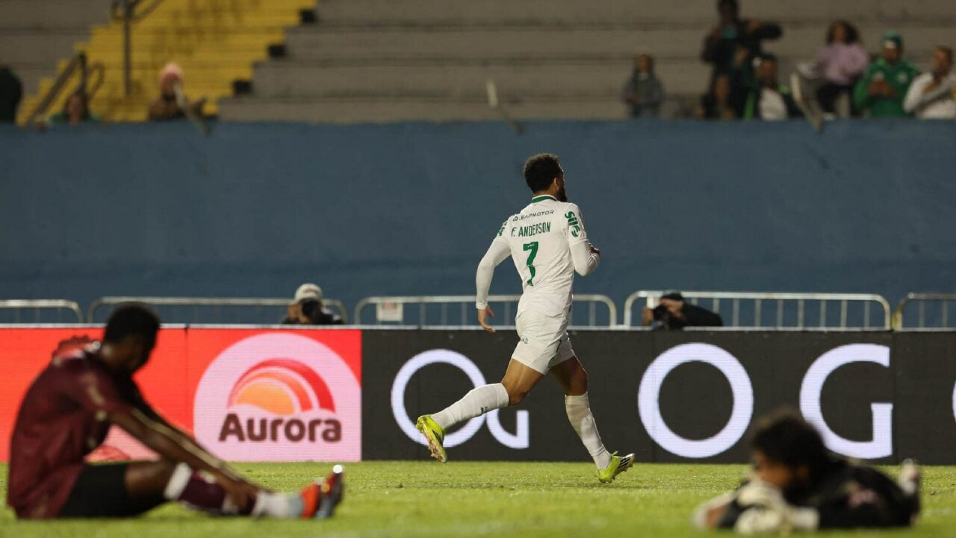 Felipe Anderson celebra boa atua&ccedil;&atilde;o e fala em “cobran&ccedil;a di&aacute;ria” no Palmeiras
