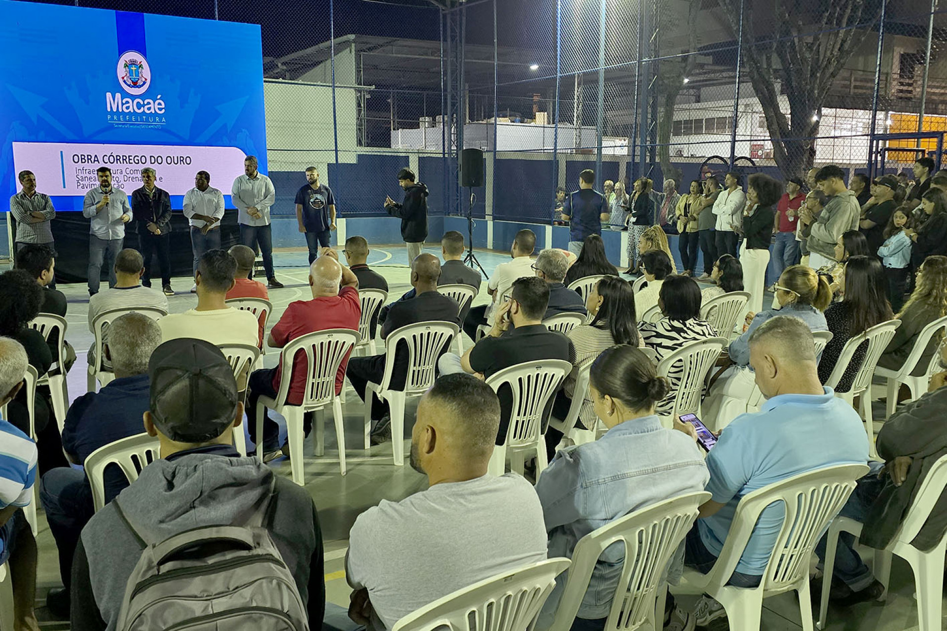 Moradores acompanharam a assinatura da Ordem de Servi&ccedil;o que marca o in&iacute;cio das obras de saneamento e infraestrutura em C&oacute;rrego do Ouro - Foto: Divulga&ccedil;&atilde;o