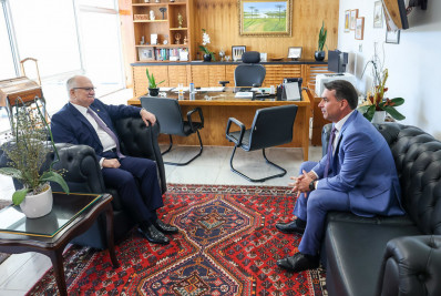 Flávio Bolsonaro se reúne com Fachin e diz buscar relação 'respeitosa' com STF