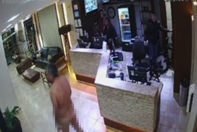 Homem nu agride funcionários de hotel após ser impedido de fumar em saguão