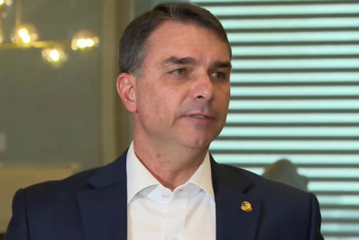 Flávio Bolsonaro reforça intenção de manter candidatura