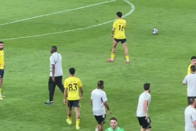 Vídeo: Jorge Jesus se irrita com falha decisiva e não cumprimenta Bento