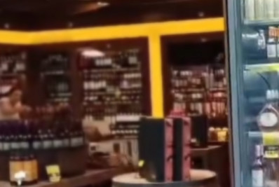 Vídeo: Mulher em surto destrói adega de supermercado em MG