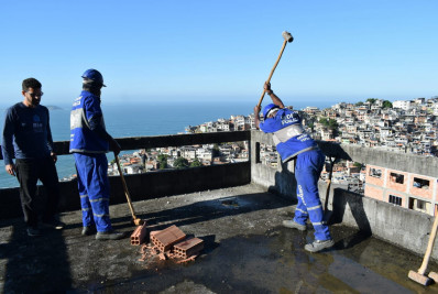 Prédio comercial avaliado em R$ 1,5 milhão começa a ser demolido no Vidigal