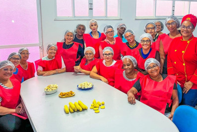 Mulheres aprendem produção de salgados em curso na Casa da Mulher Meritiense