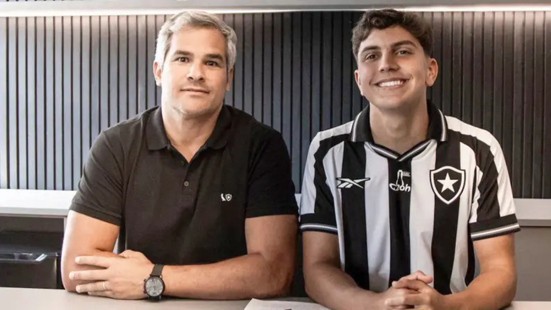 Botafogo oficializa primeiro contrato profissional de joia da base; veja detalhes