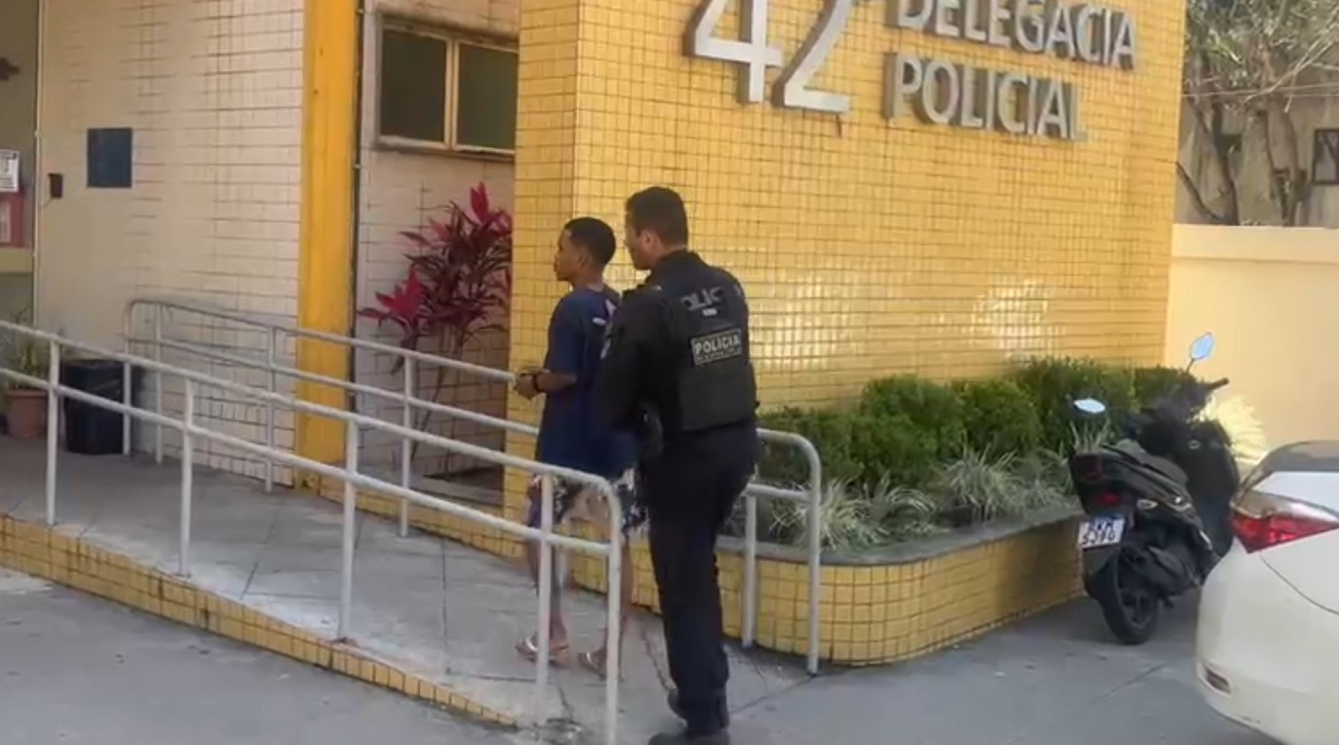 Agentes levaram os detidos para a 42ª DP (Recreio dos Bandeirantes) - Reprodução