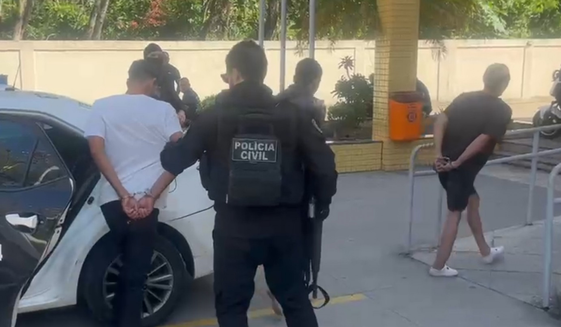 Agentes levaram os detidos para a 42ª DP (Recreio dos Bandeirantes) - Reprodução