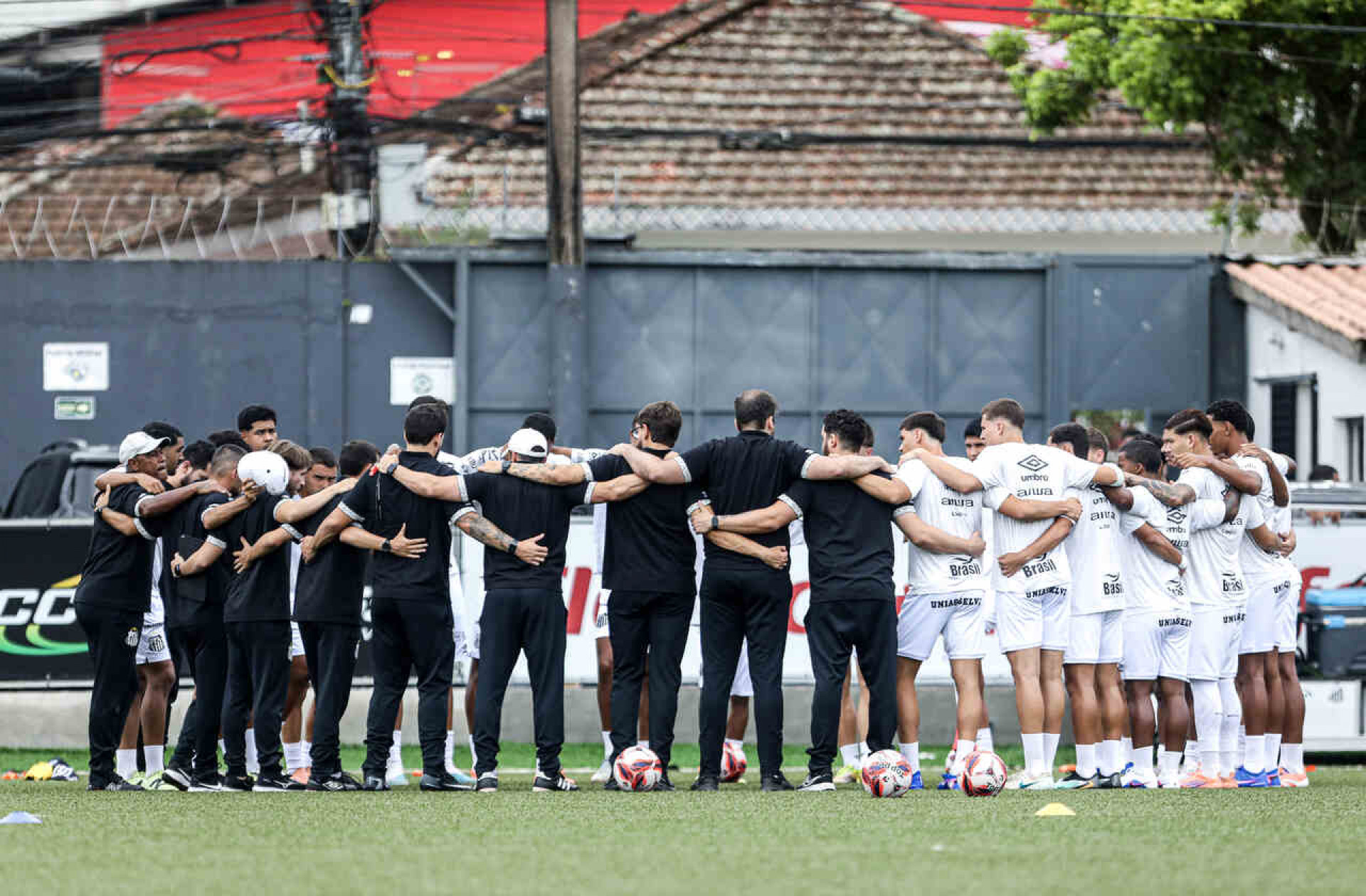 Santos paga sal&aacute;rio atrasado dos jogadores; clube ainda tem pend&ecirc;ncia com elenco