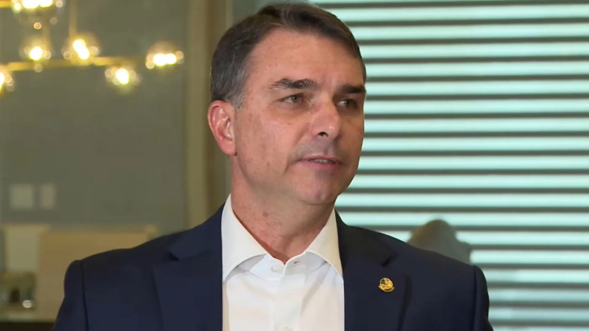 Flávio Bolsonaro defende remuneração por hora trabalhada como alternativa ao fim da escala 6x1