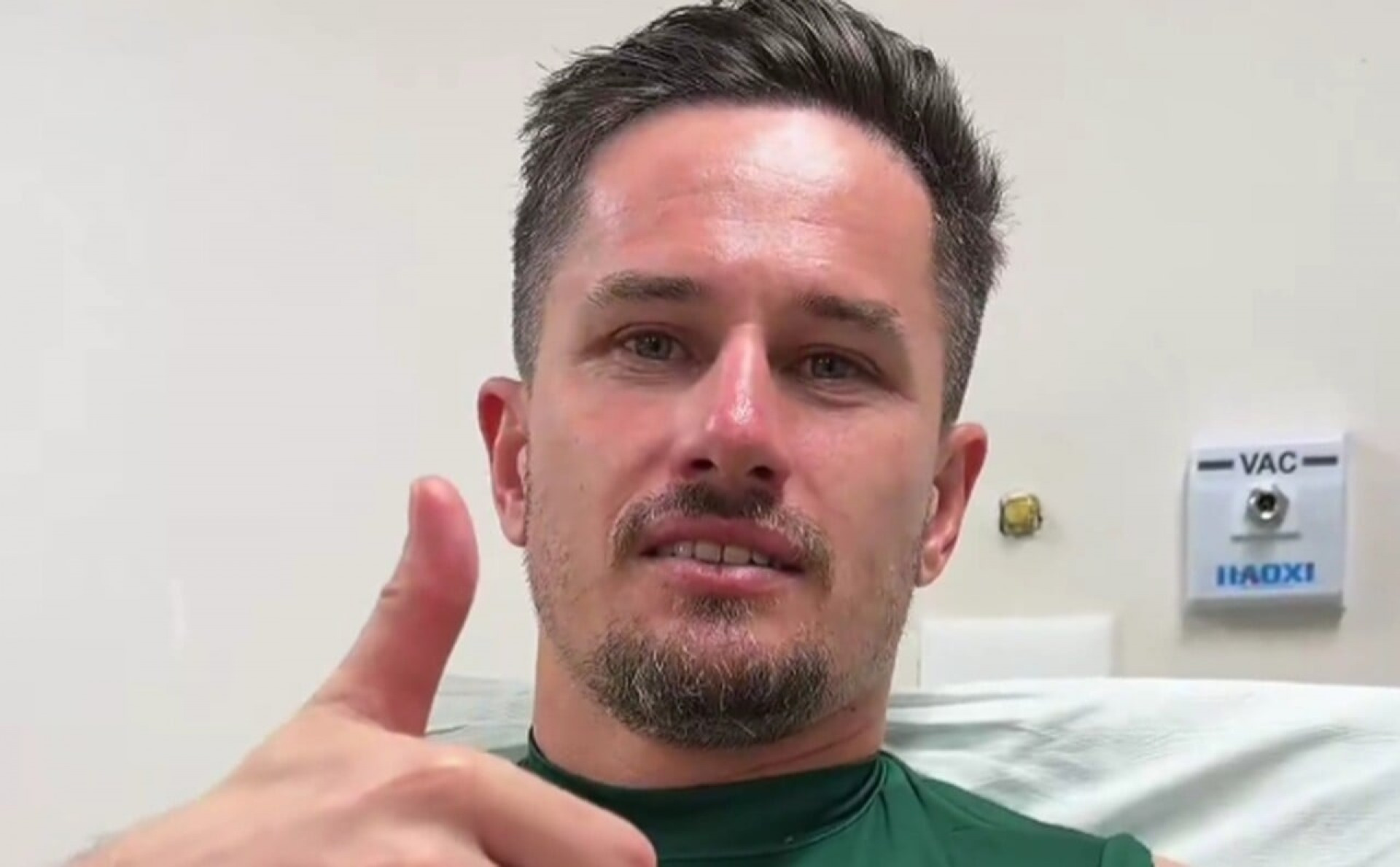 Goi&aacute;s confima: Tadeu sofreu fratura da t&iacute;bia no jogo com o Cruzeiro