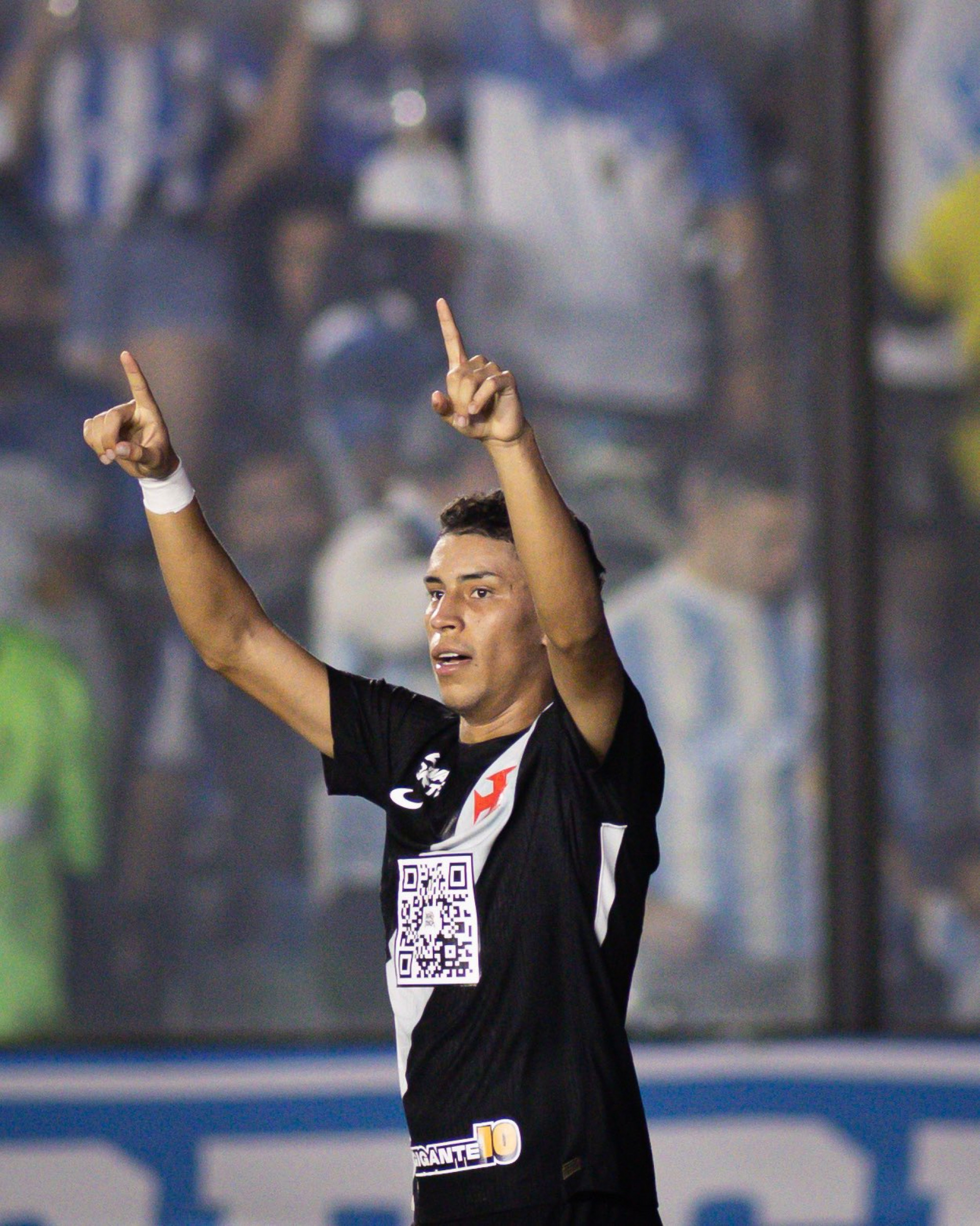 Johan Rojas comemora o primeiro gol anotado com a camisa do Vasco, após abrir o placar da partida cobrando pênalti, em São Januário