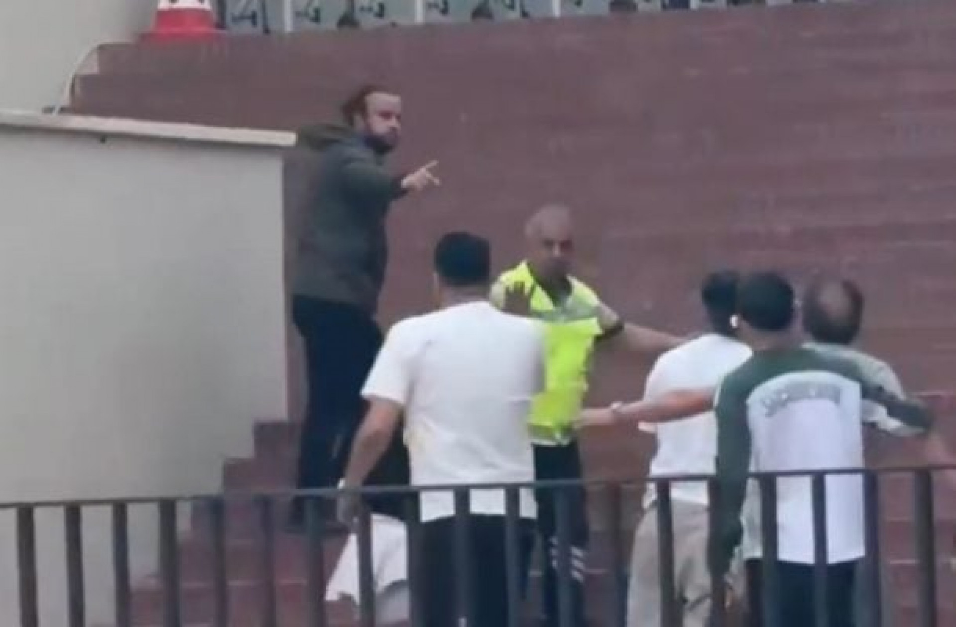 Ex-Arsenal, volante &eacute; perseguido e atacado por homem em shopping na Turquia; v&iacute;deo