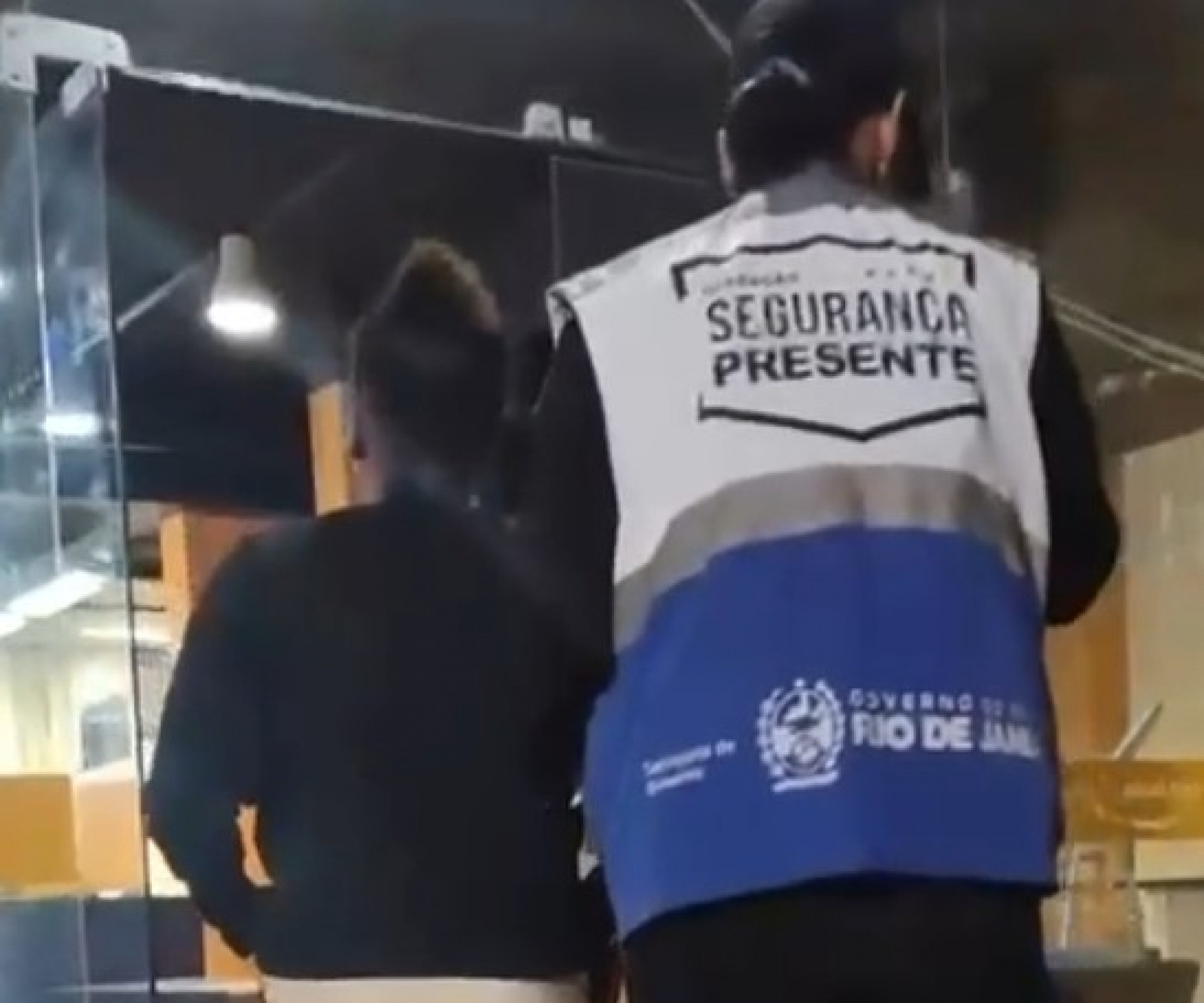 Andressa dos Santos foi presa por agentes do Segurança Presente Niterói - Reprodução