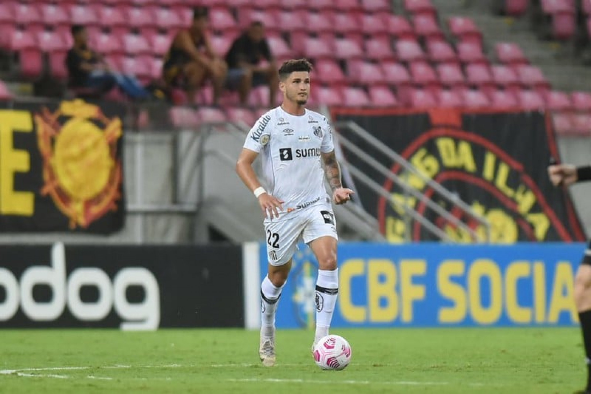Ex-Santos destaca volta &agrave; titularidade em triunfo no Jap&atilde;o
