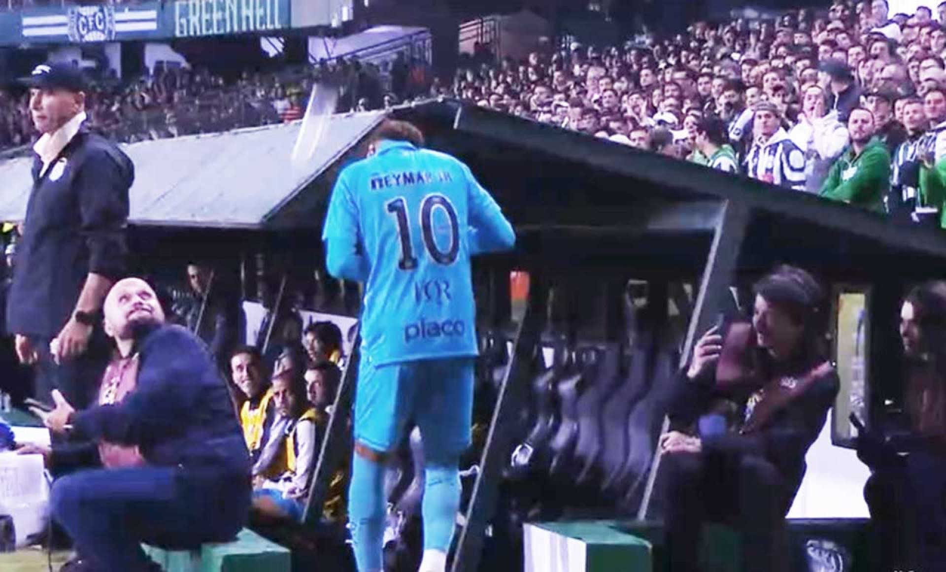 Neymar provoca torcida do Coritiba e &eacute; hostilizado ao sair de campo