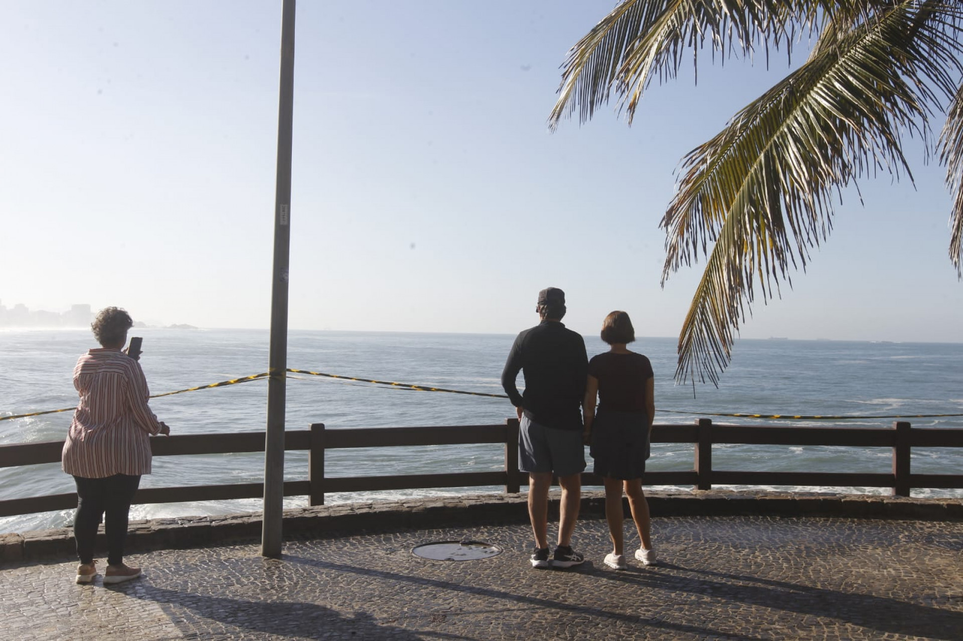 Cariocas estiveram no Mirante do Leblon para observar as ondas na praia - Reginaldo Pimenta / Agência O Dia