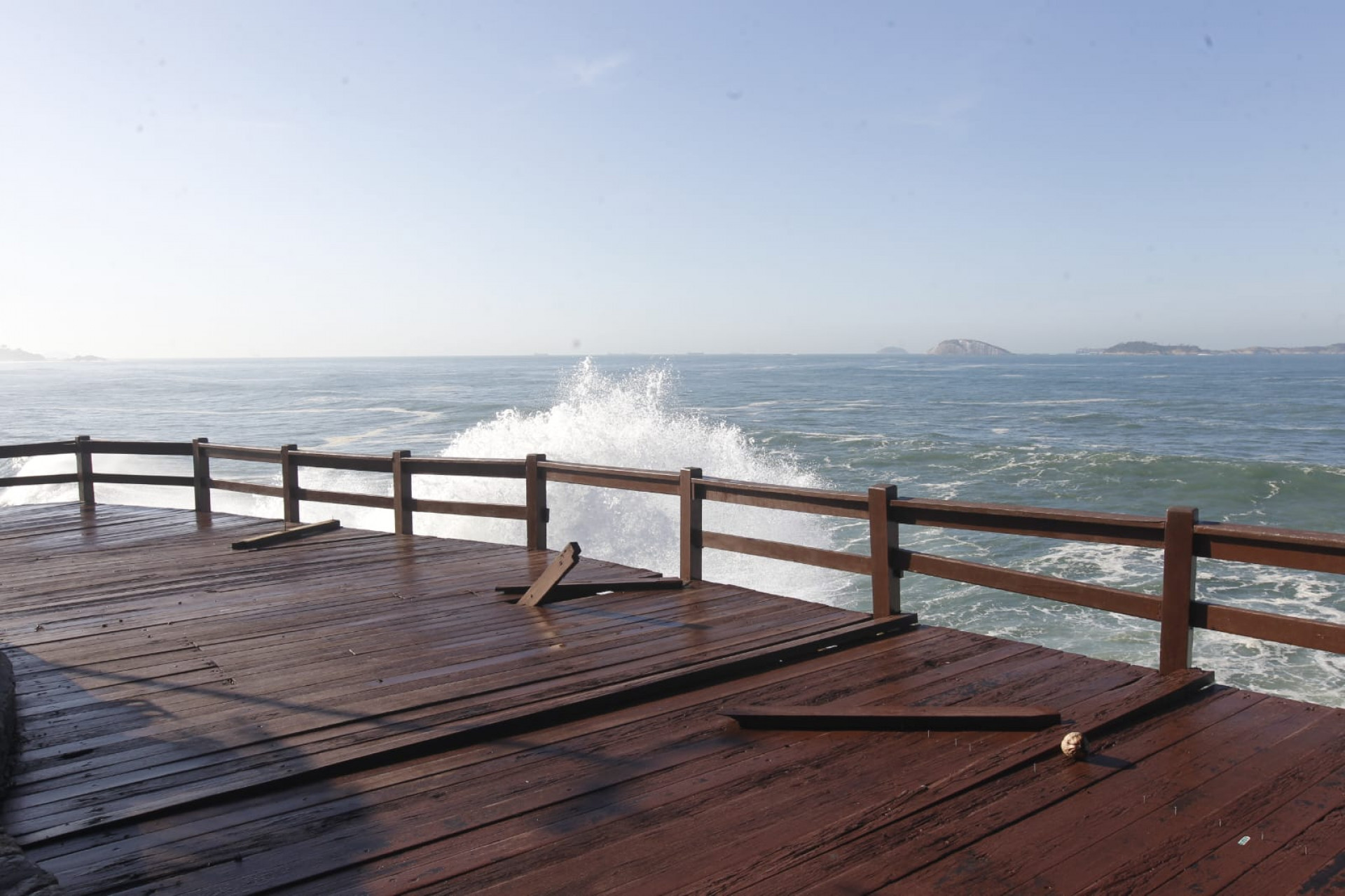 Ondas de até 3 metros danificaram a estrutura do píer no Mirante do Leblon - Reginaldo Pimenta / Agência O Dia