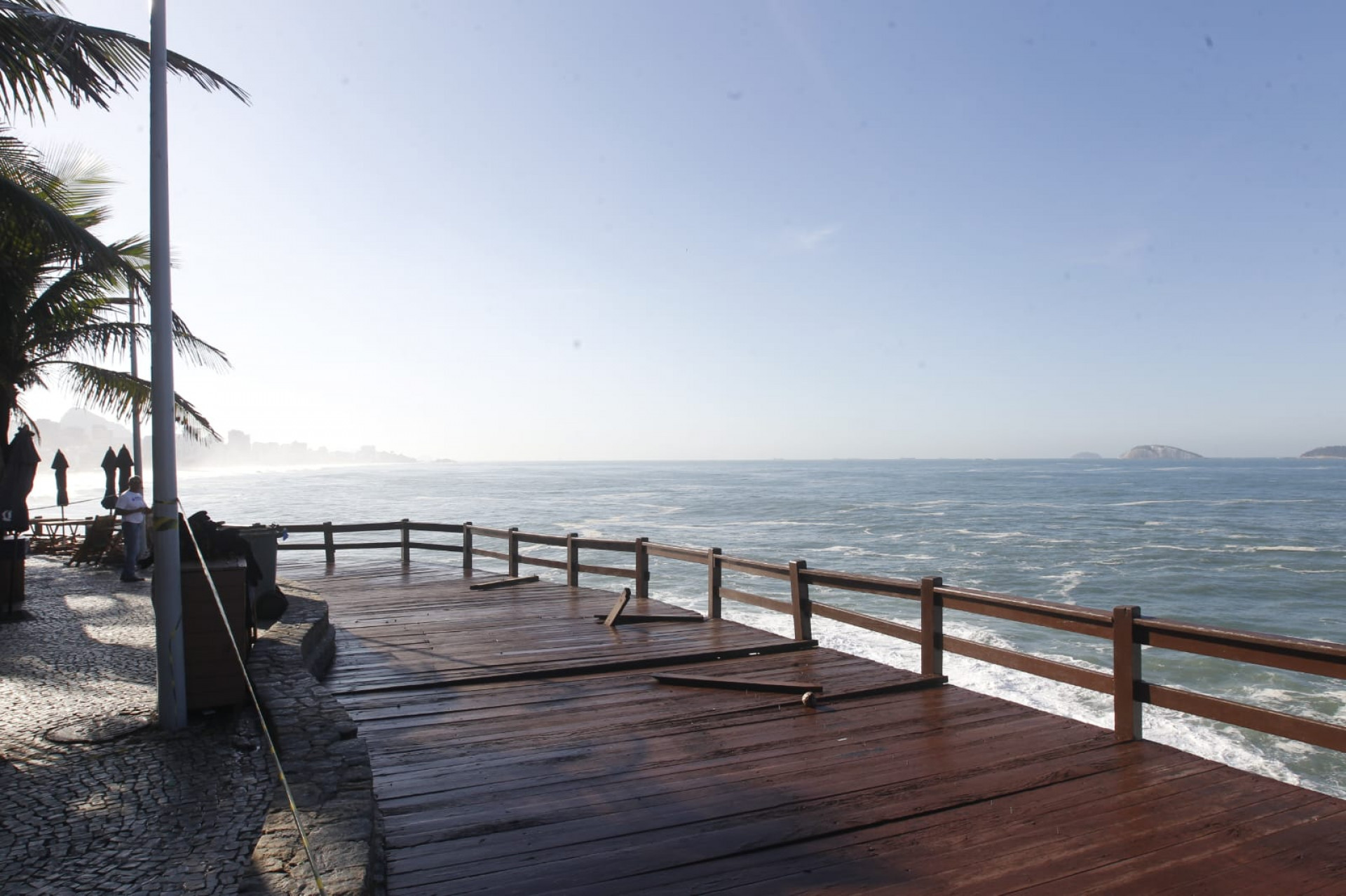 Danos causados no Mirante do Leblon durante a ressaca no mar - Reginaldo Pimenta / Agência O Dia